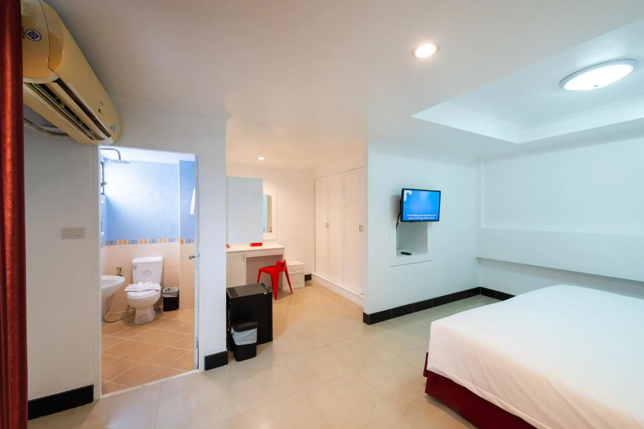 Bathroom, Bed in Arawana Express North Pattaya