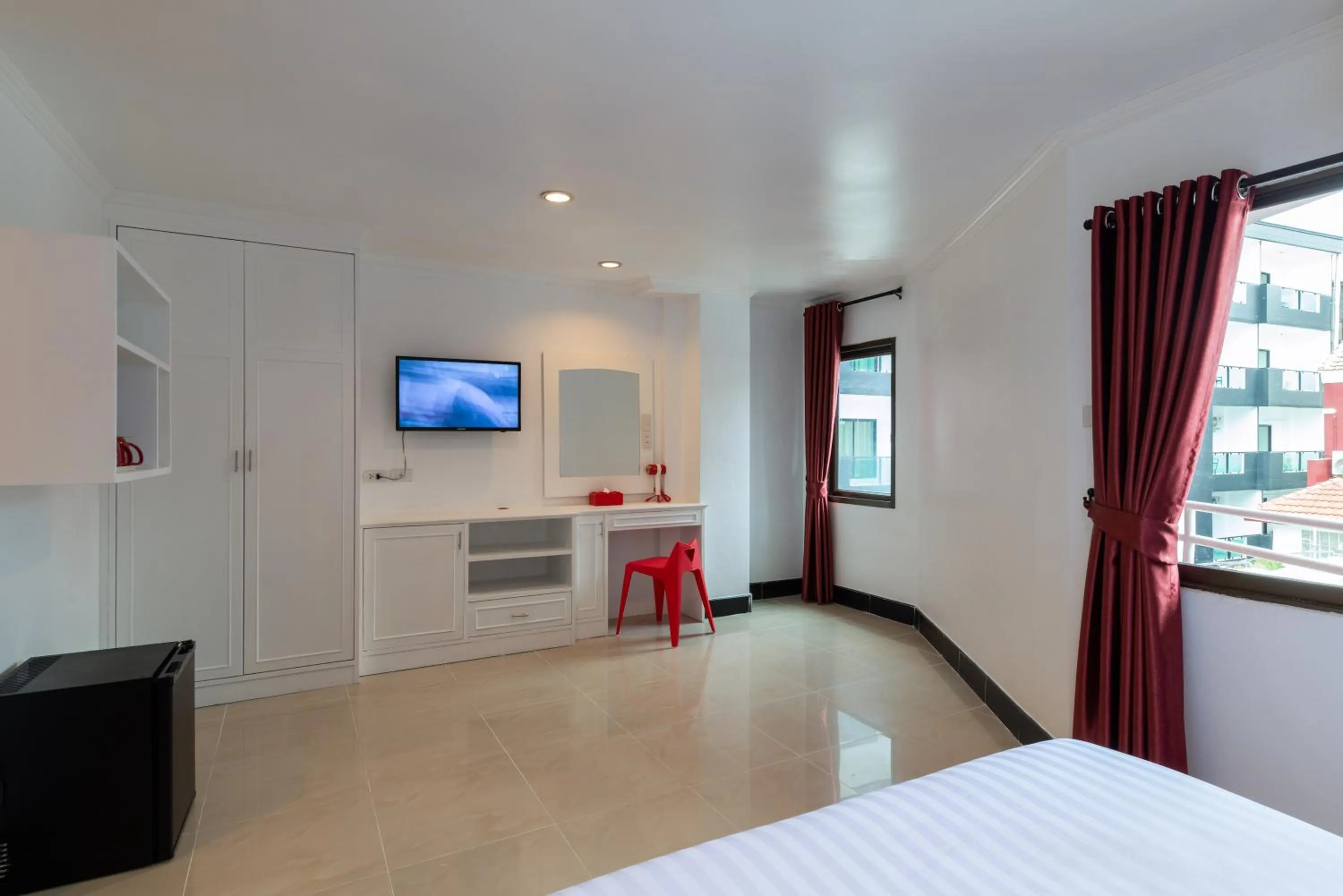 Photo of the whole room, Bed in Arawana Express North Pattaya