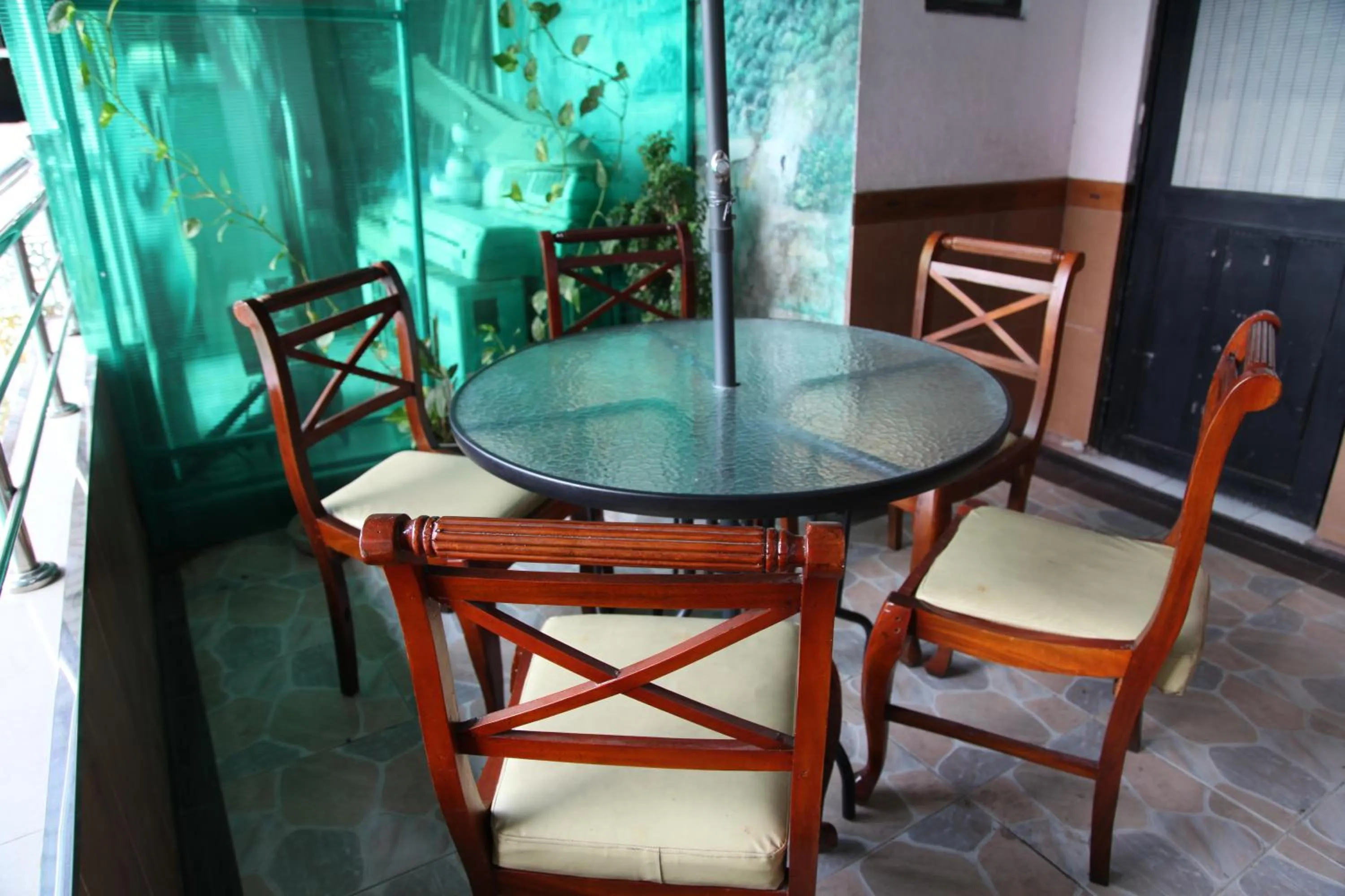 Restaurant/places to eat in Brighten Hotel