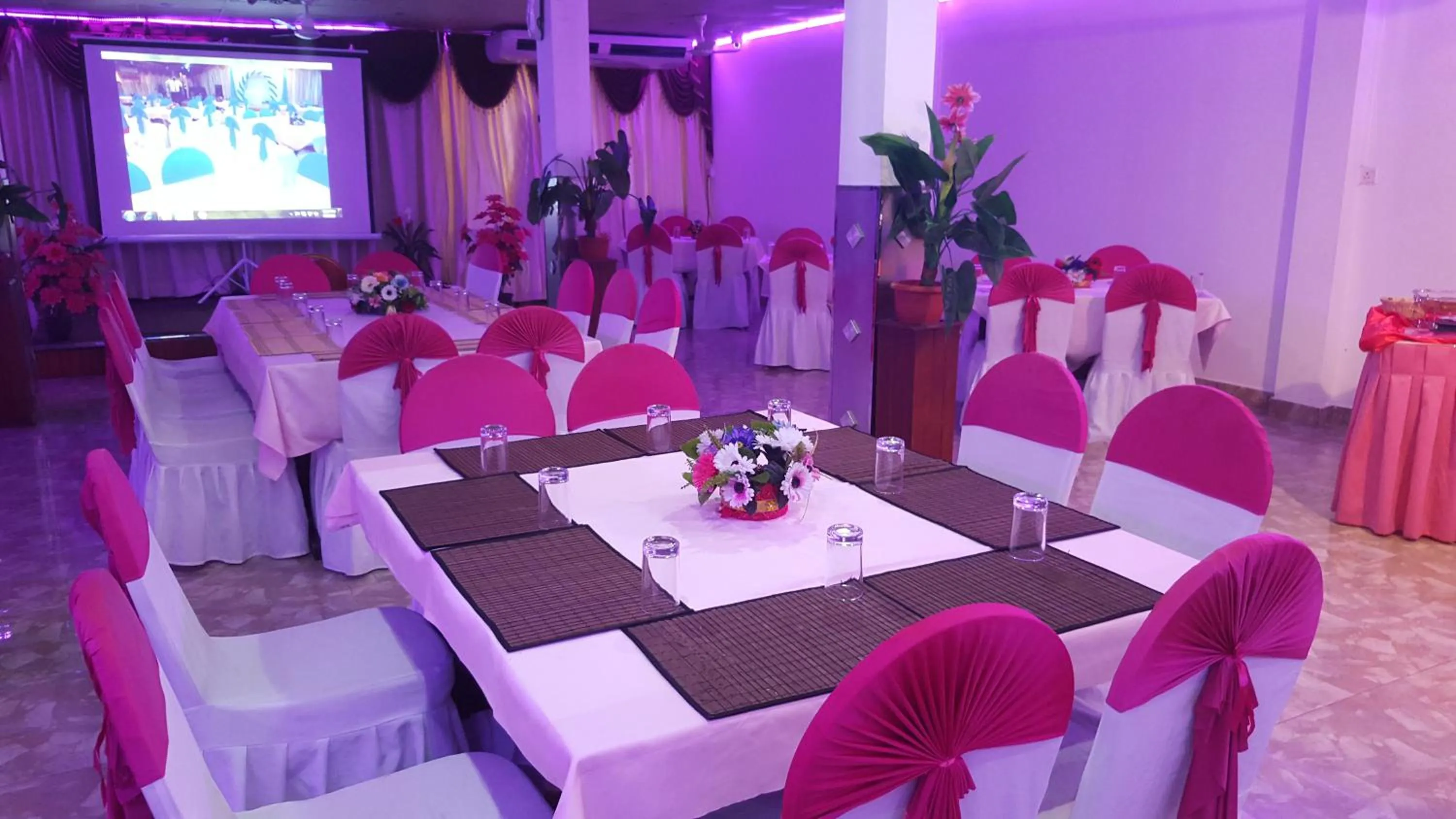 Restaurant/places to eat in Brighten Hotel