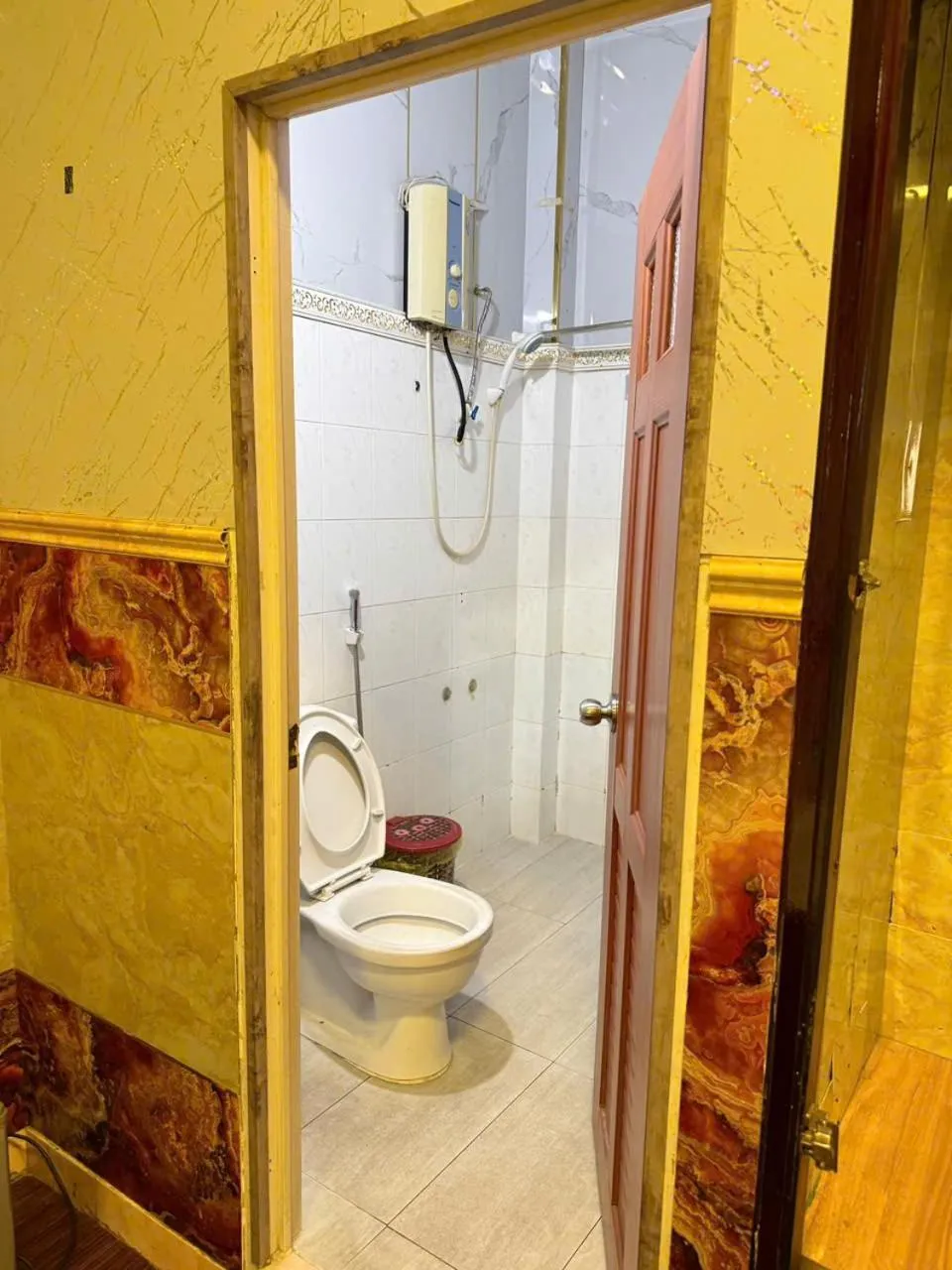 Shower in Trang Thu 2 Hotel