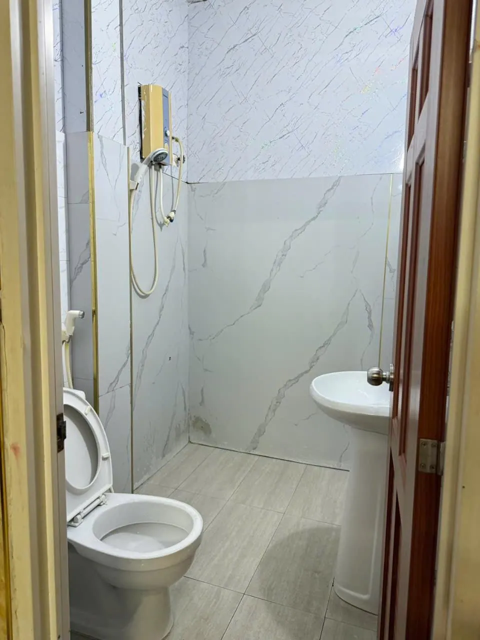Shower in Trang Thu 2 Hotel