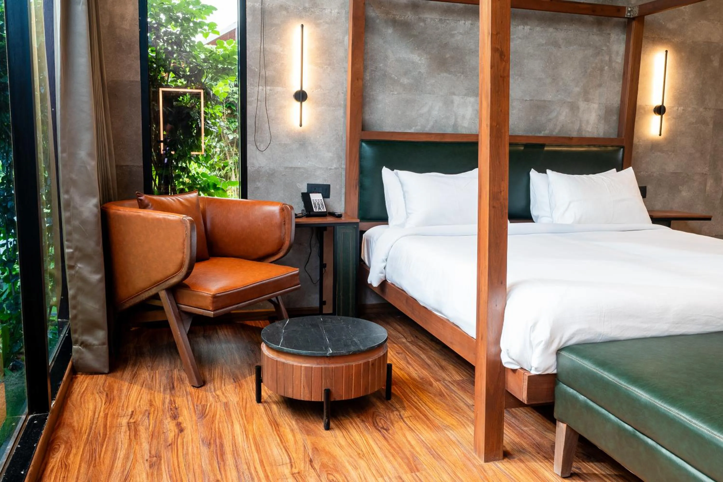 Photo of the whole room, Bed in Forrest