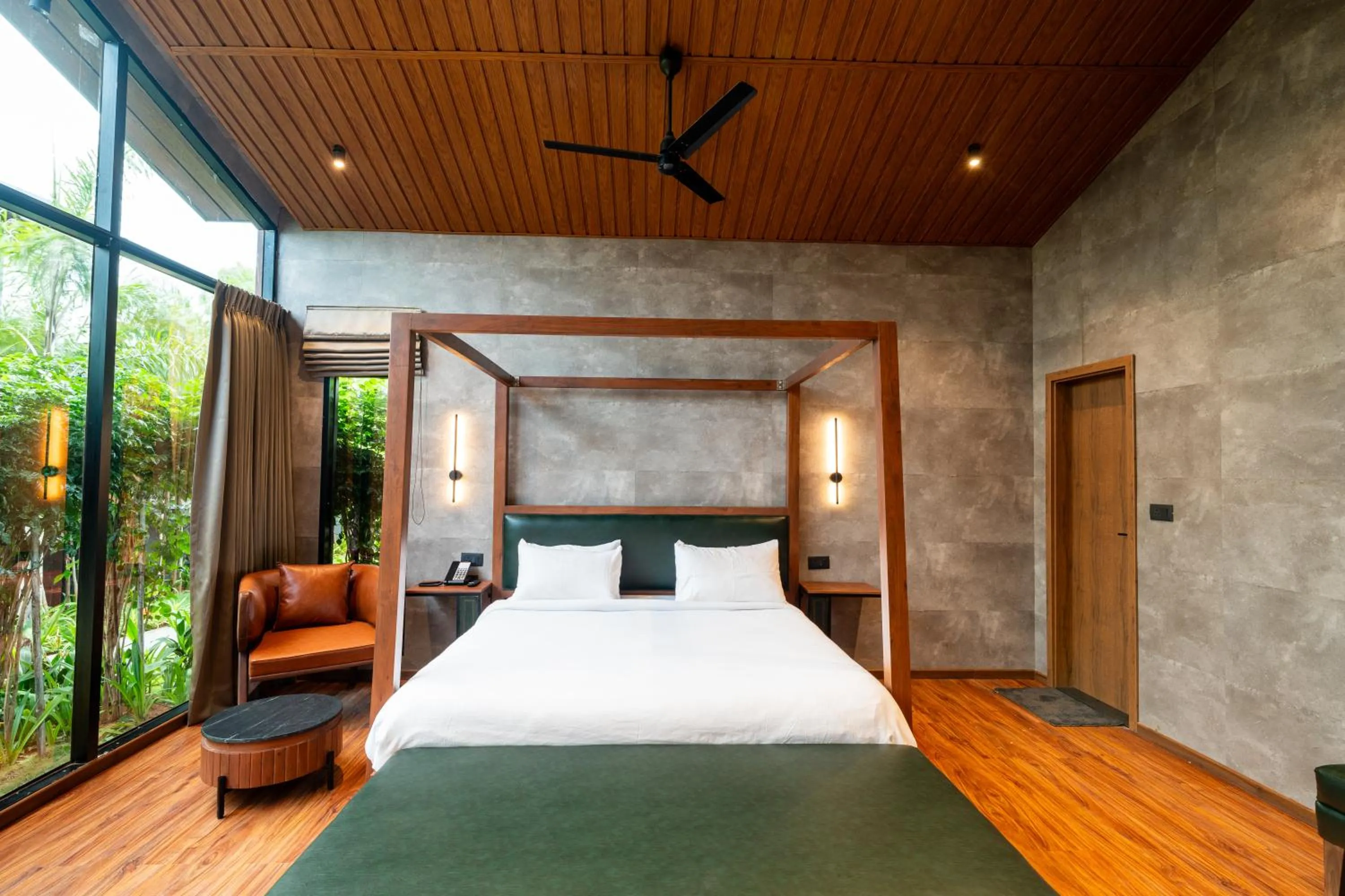 Photo of the whole room, Bed in Forrest