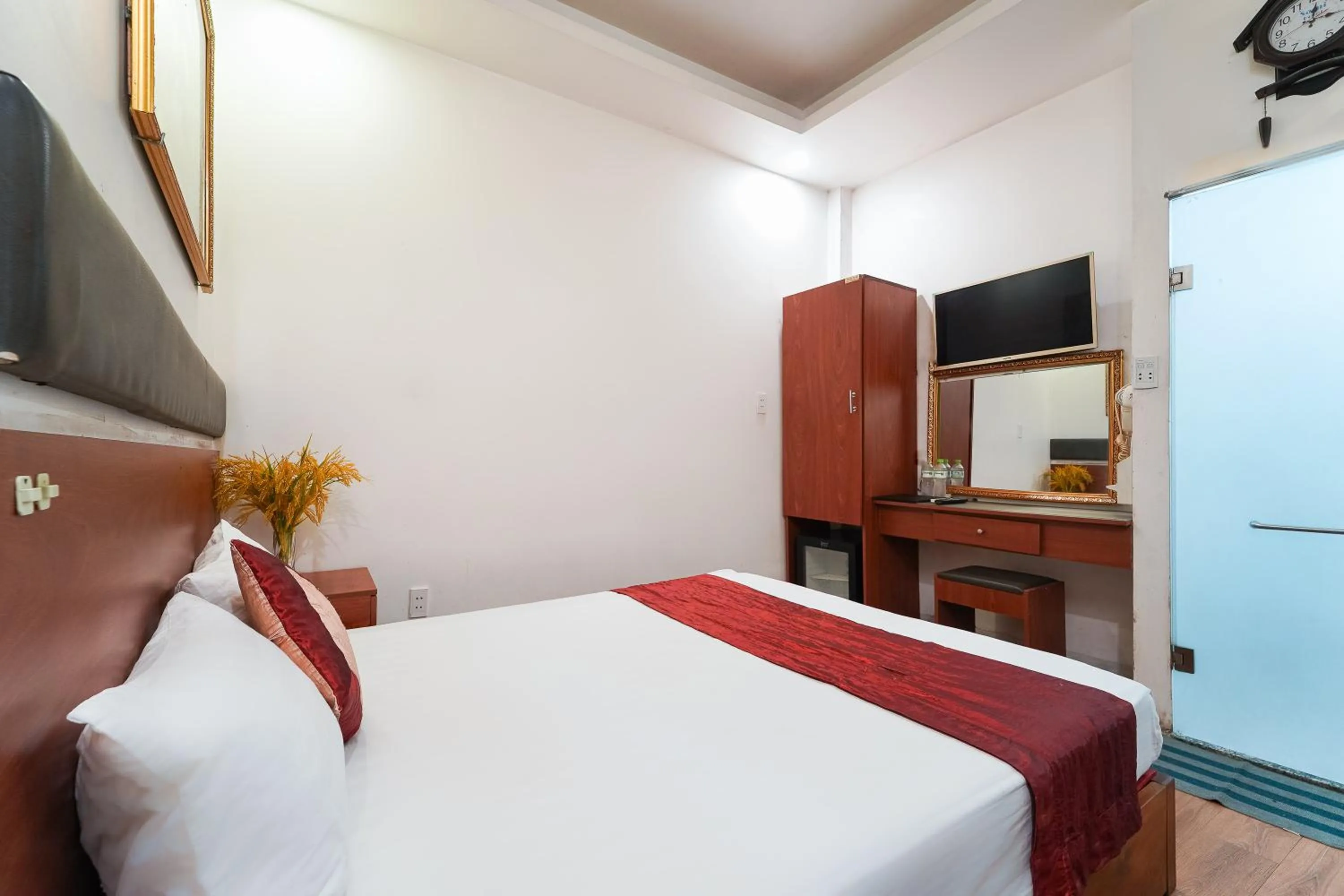 Bedroom, Bed in Collection O Eva Hotel District 8 Near Ben Thanh Market