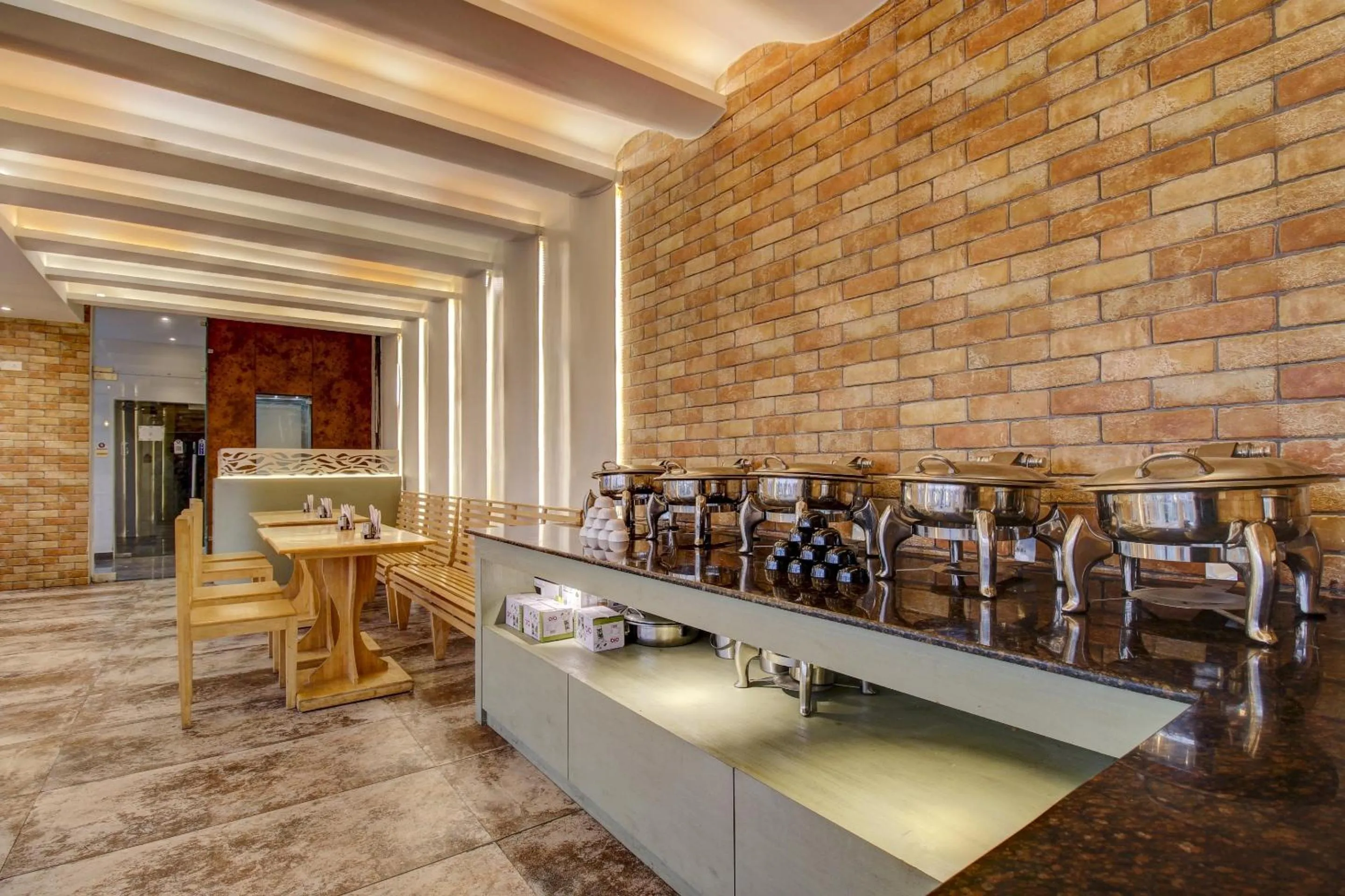 Restaurant/places to eat in Super Townhouse Geetraj Near Shalimar Gateway