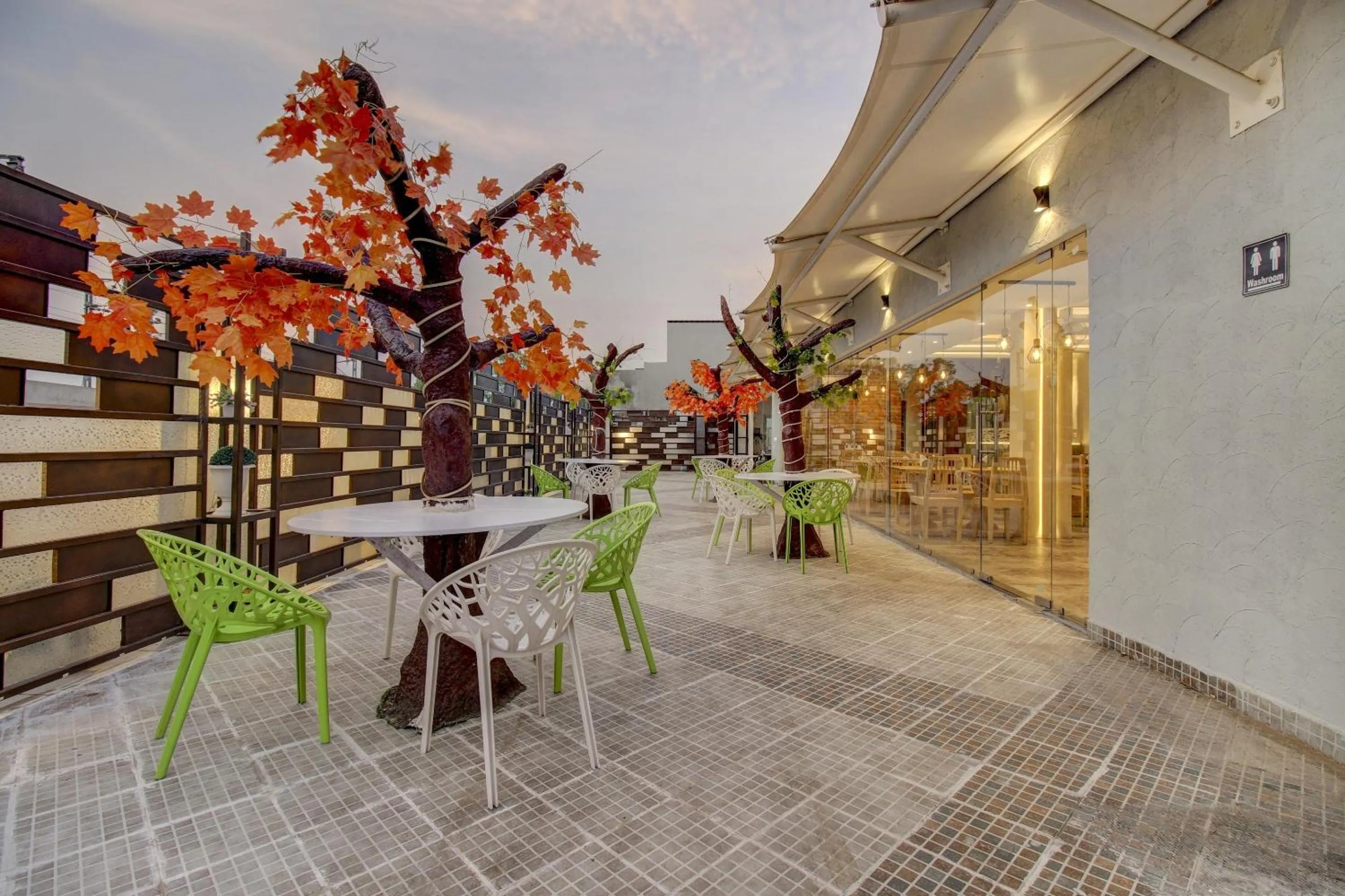 Restaurant/places to eat in Super Townhouse Geetraj Near Shalimar Gateway