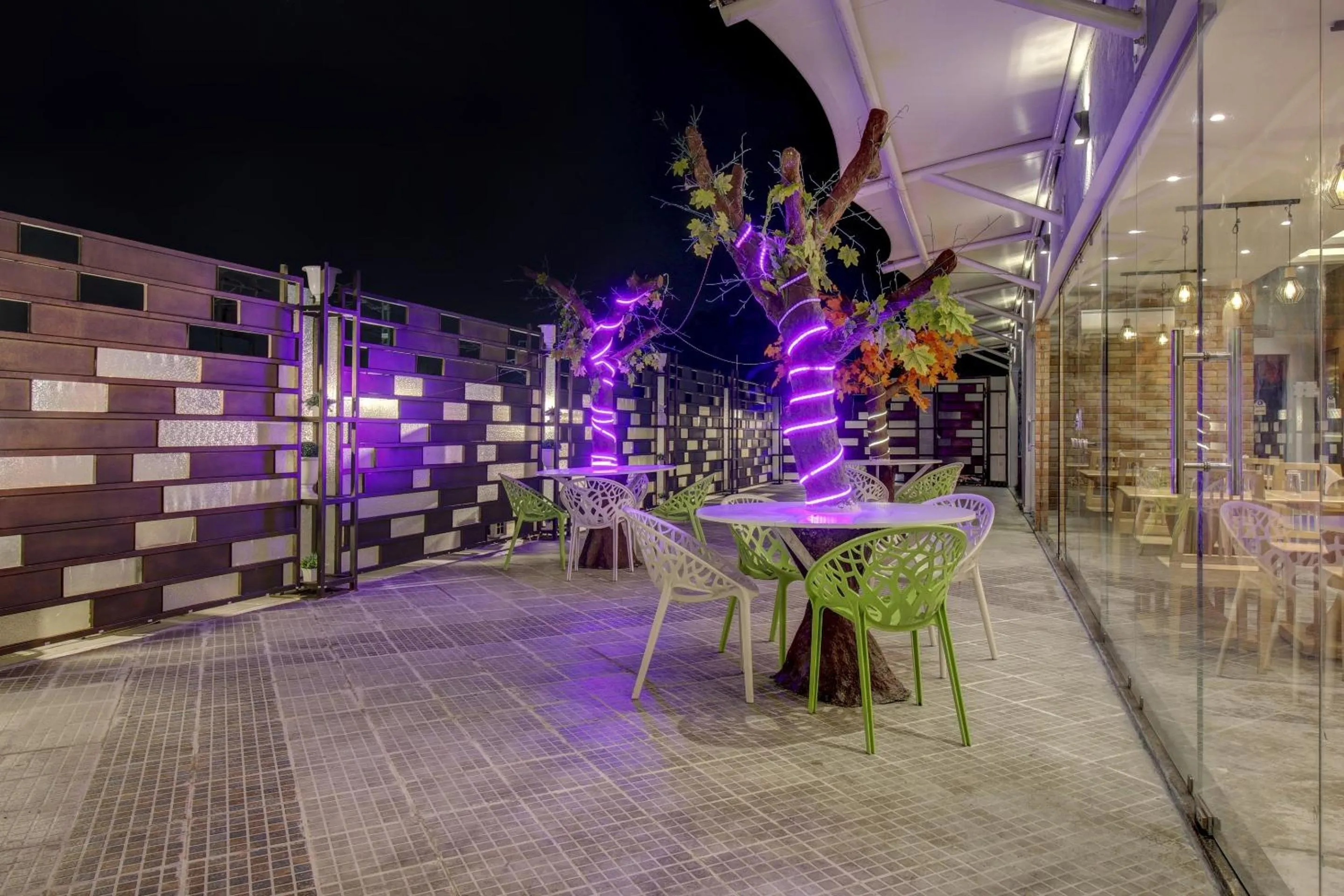 Restaurant/places to eat in Super Townhouse Geetraj Near Shalimar Gateway