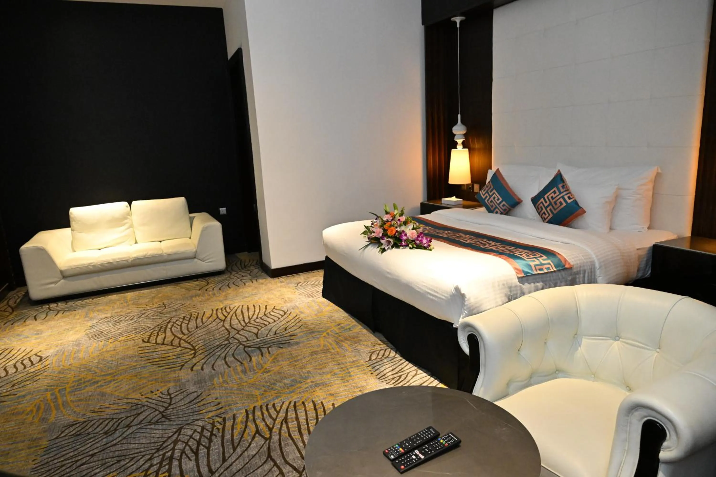 Seating area, Bed in Savoy Grande Hotel