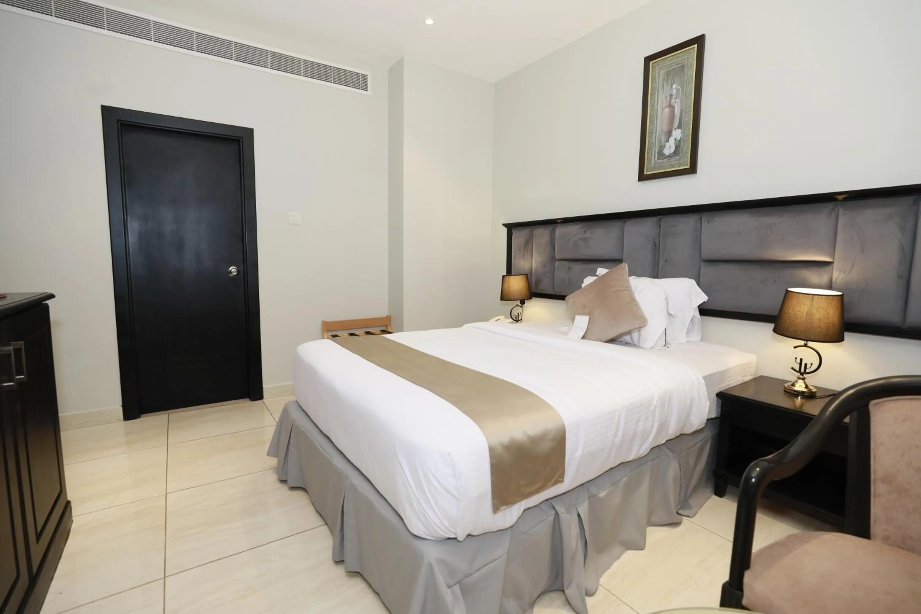 Bedroom, Bed in City Point Hotel