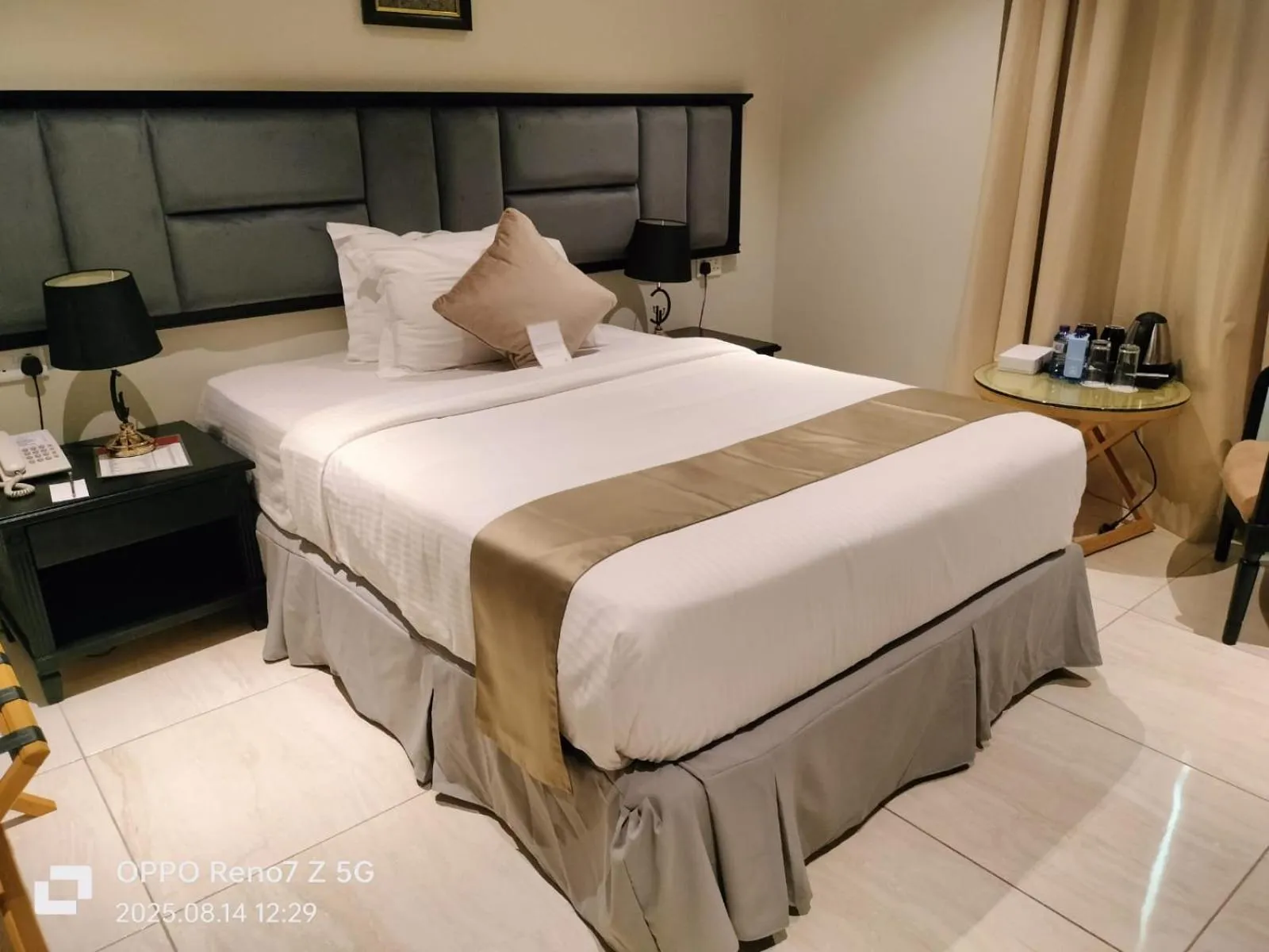 Bedroom, Bed in City Point Hotel