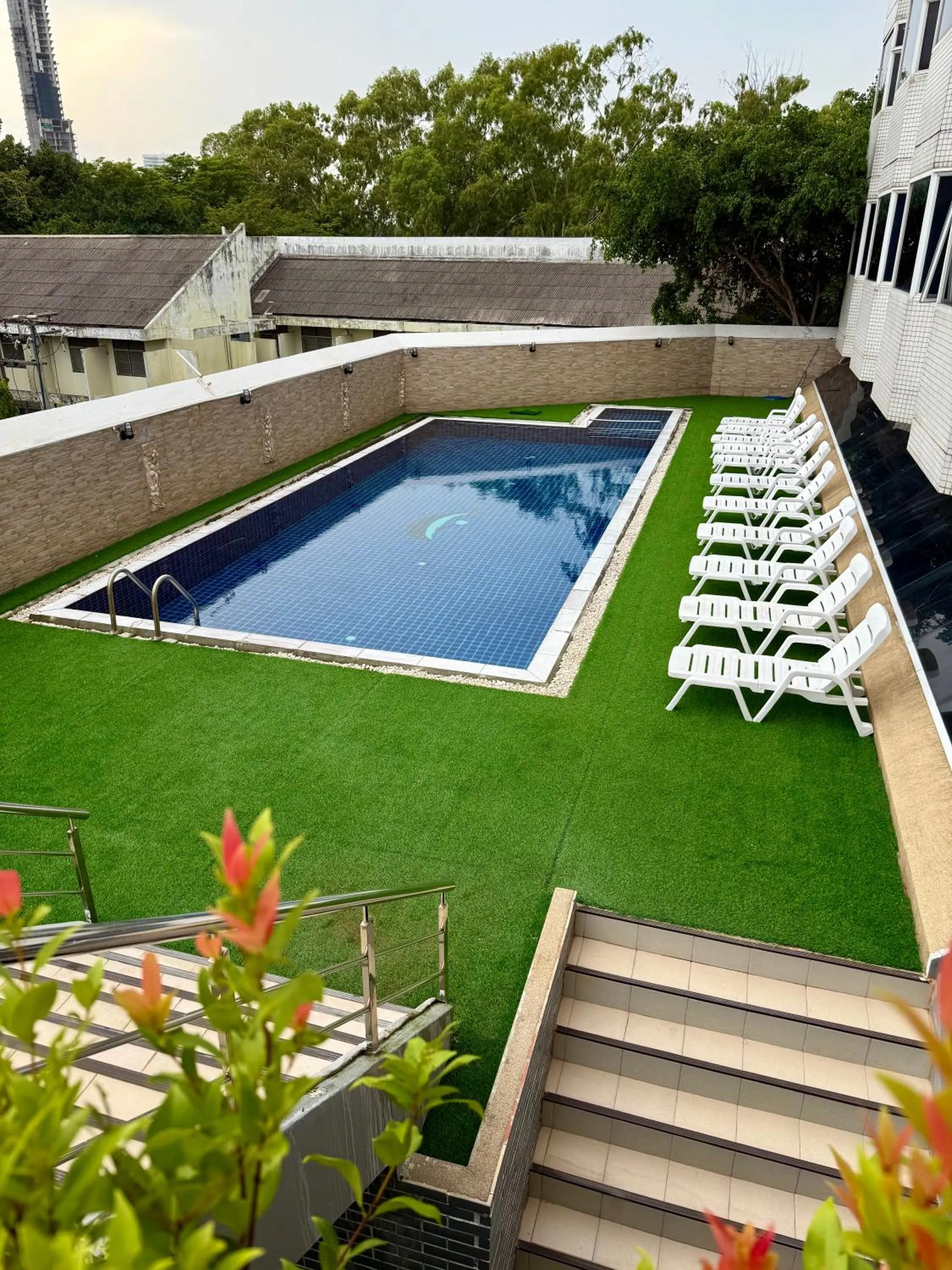 Swimming pool in Suncity Hotel Pattaya