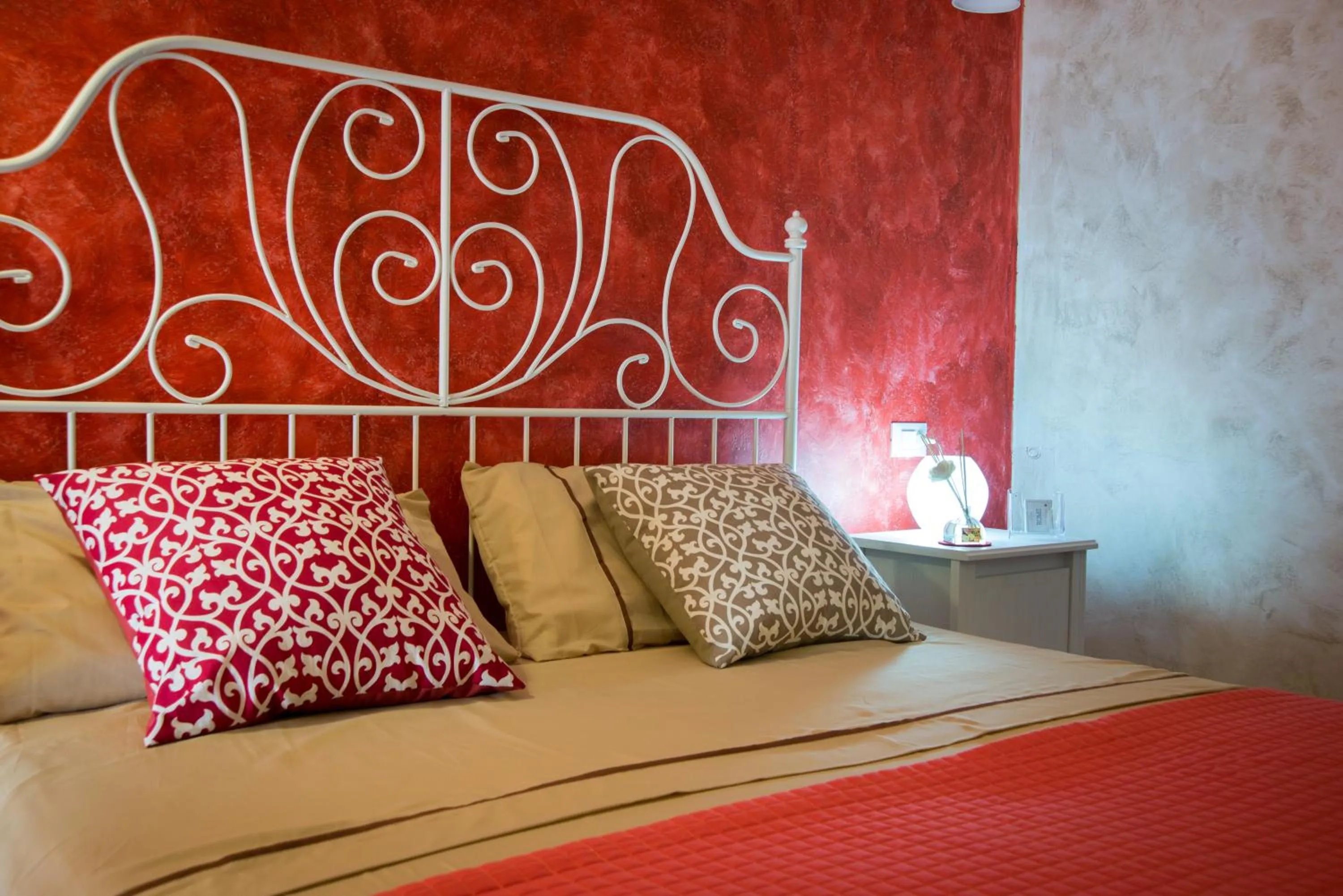 Photo of the whole room, Bed in Suites Rome