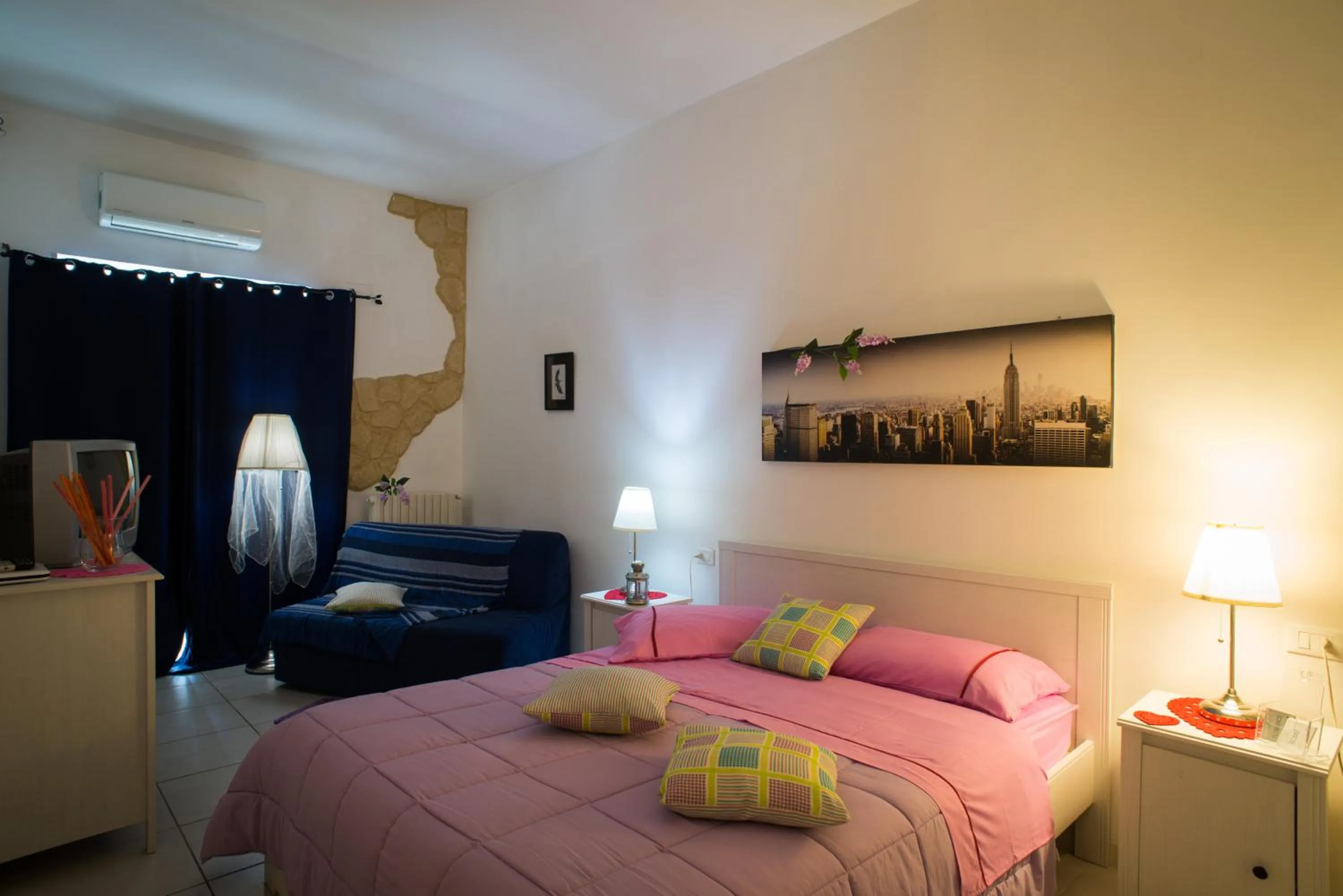 Photo of the whole room, Bed in Suites Rome