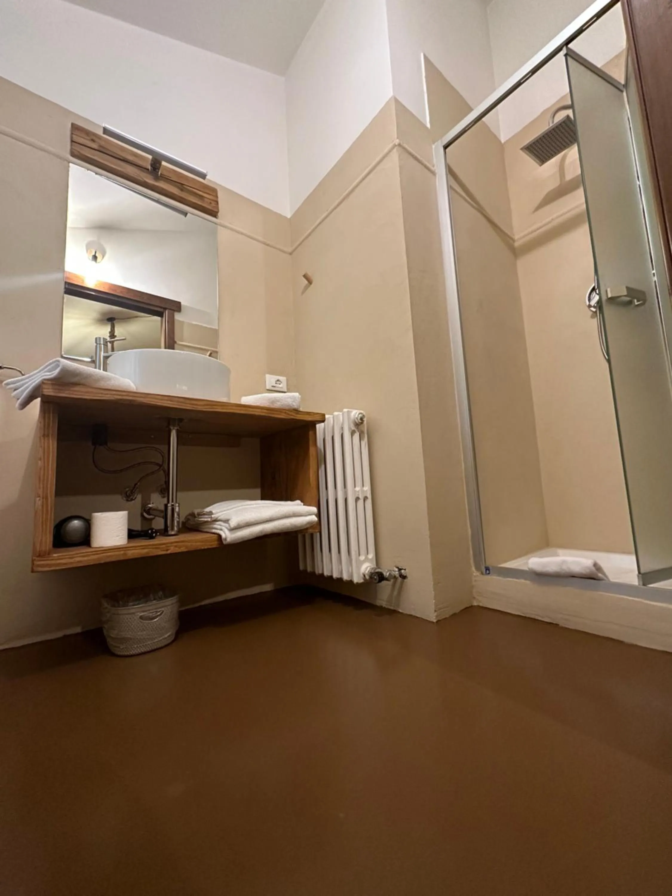 Shower in Hotel Le Clou