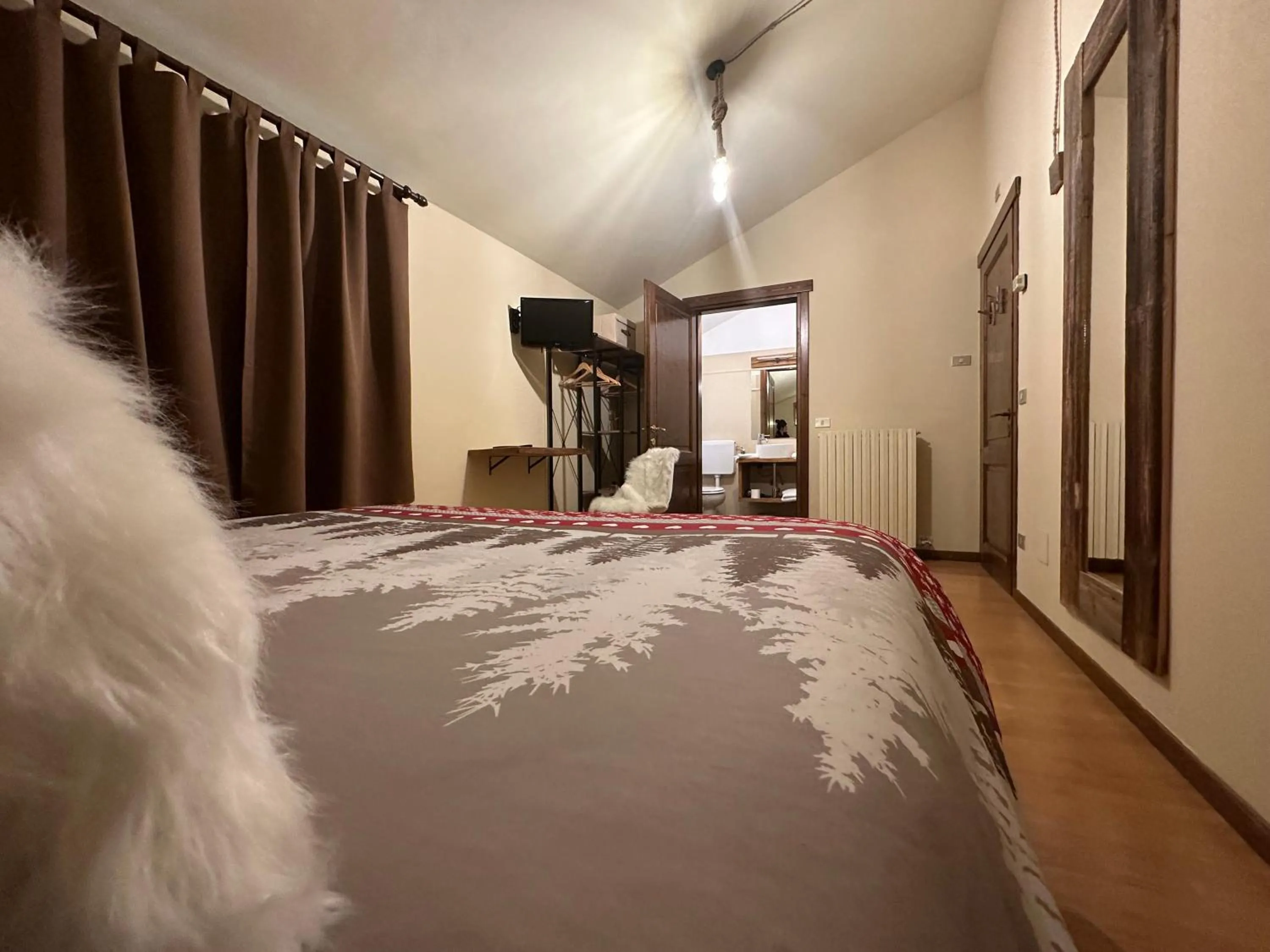 Photo of the whole room, Bed in Hotel Le Clou