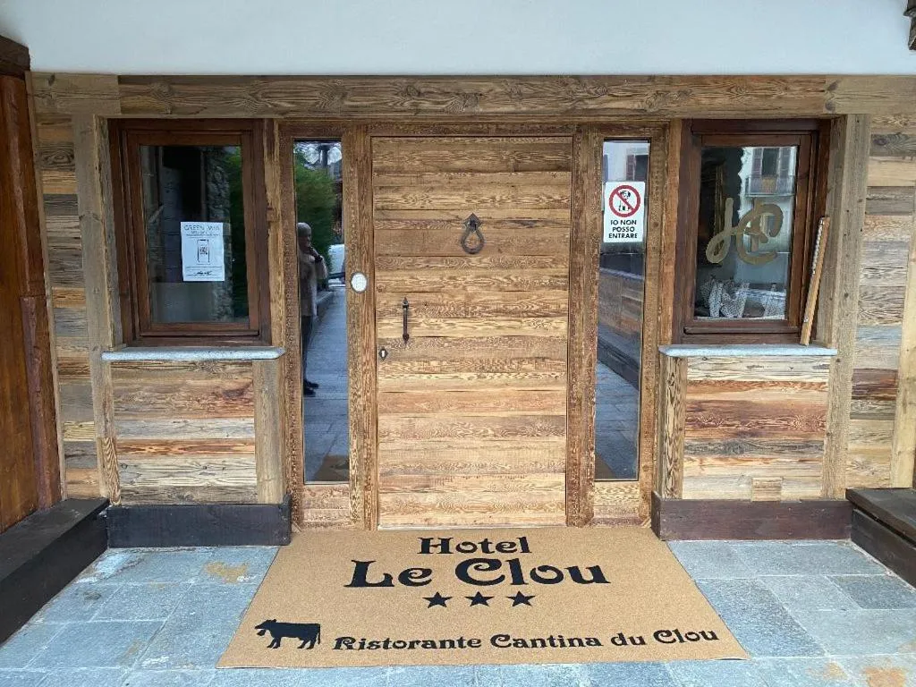 Property building in Hotel Le Clou