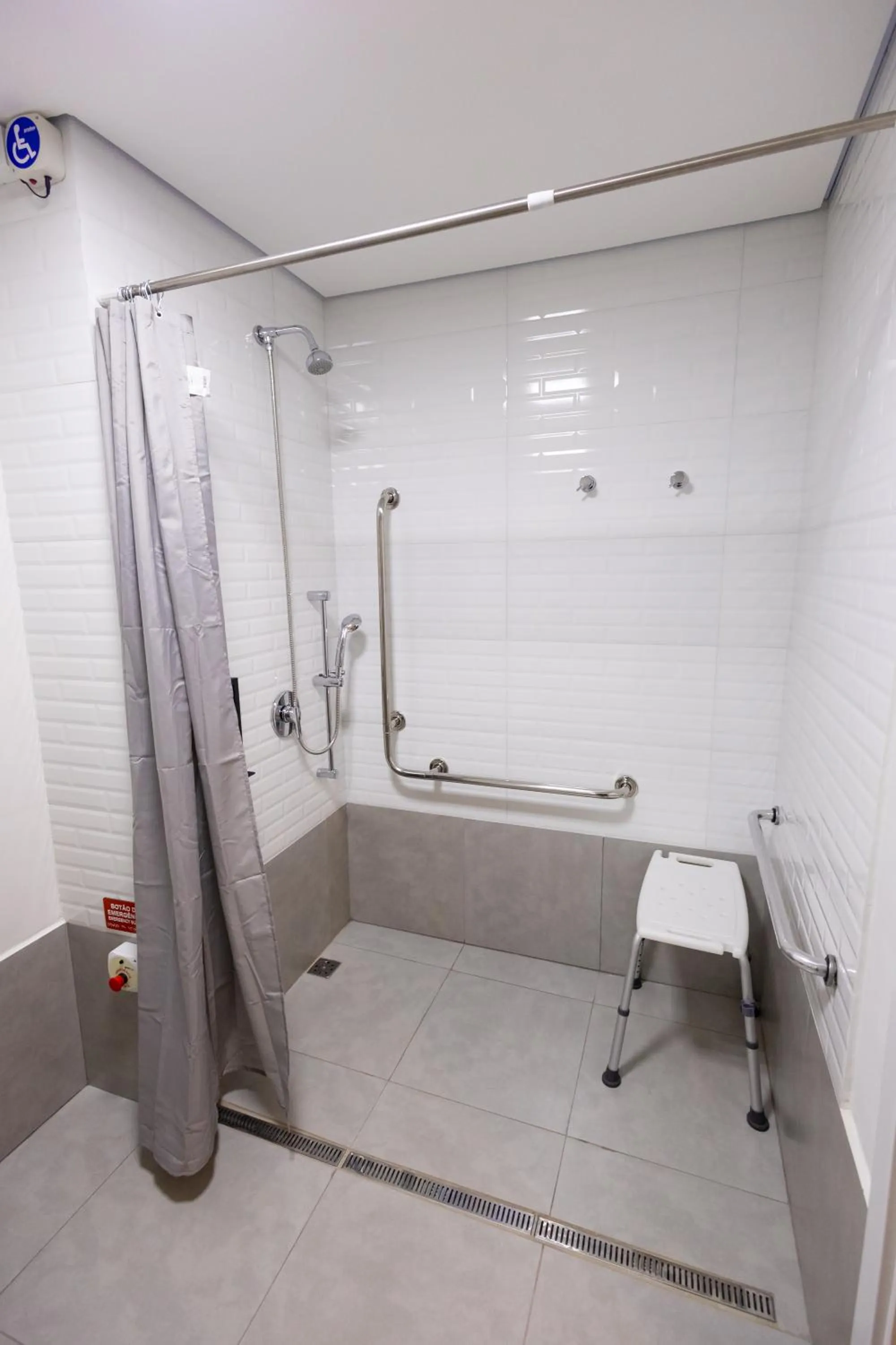 Shower in Ibis Votuporanga