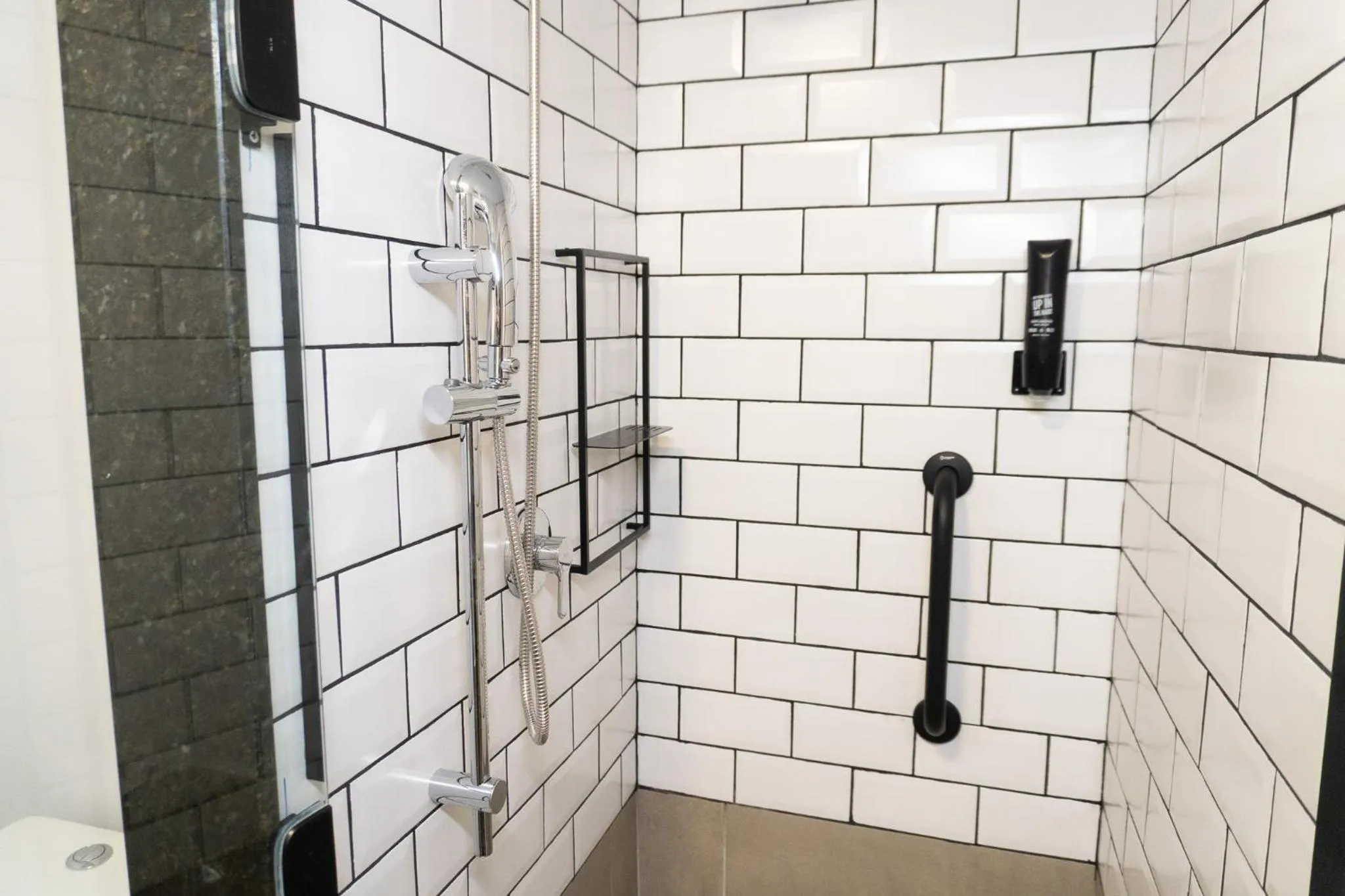 Bathroom in ibis Arcoverde