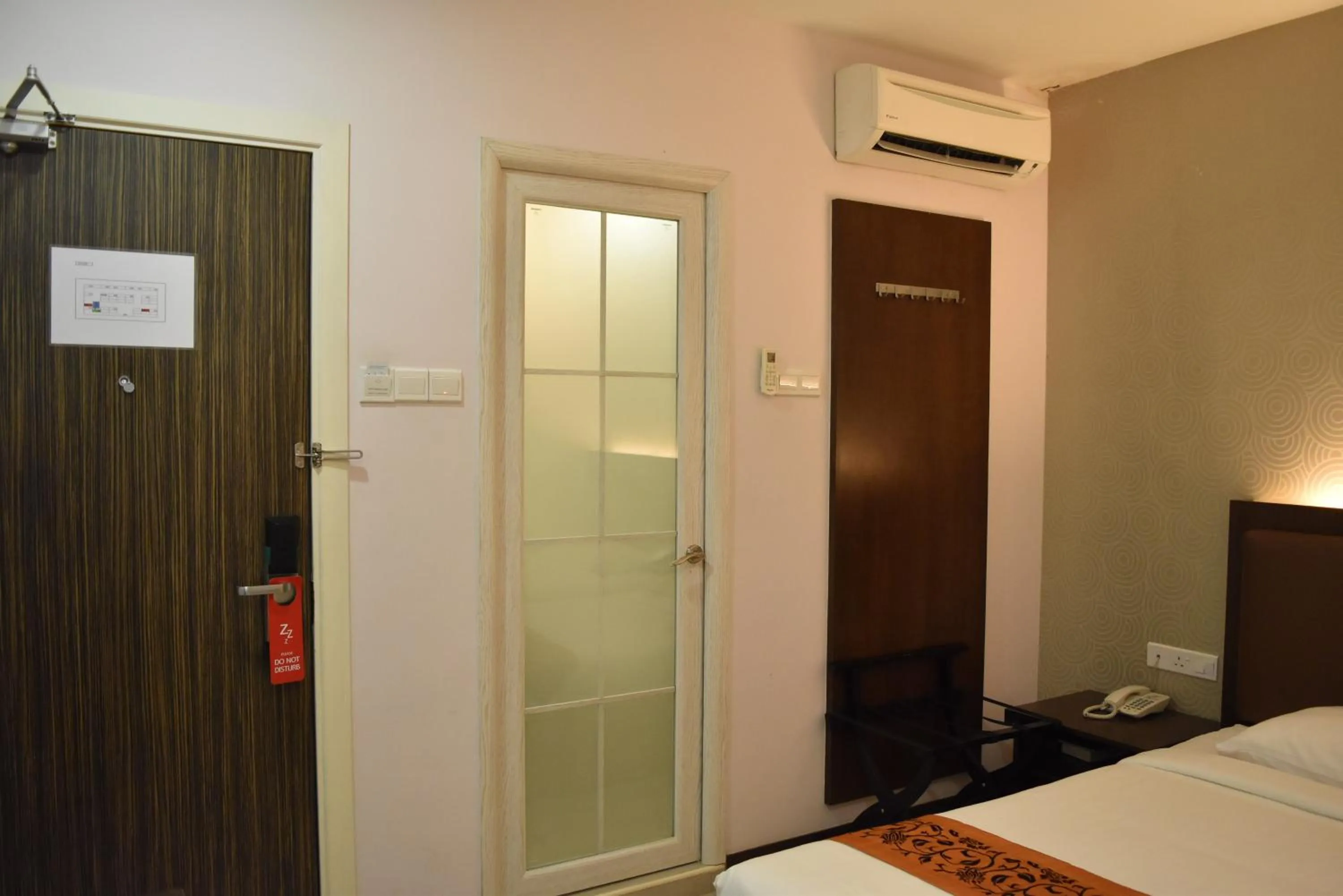 Bathroom, Bed in Sunrise Hotel