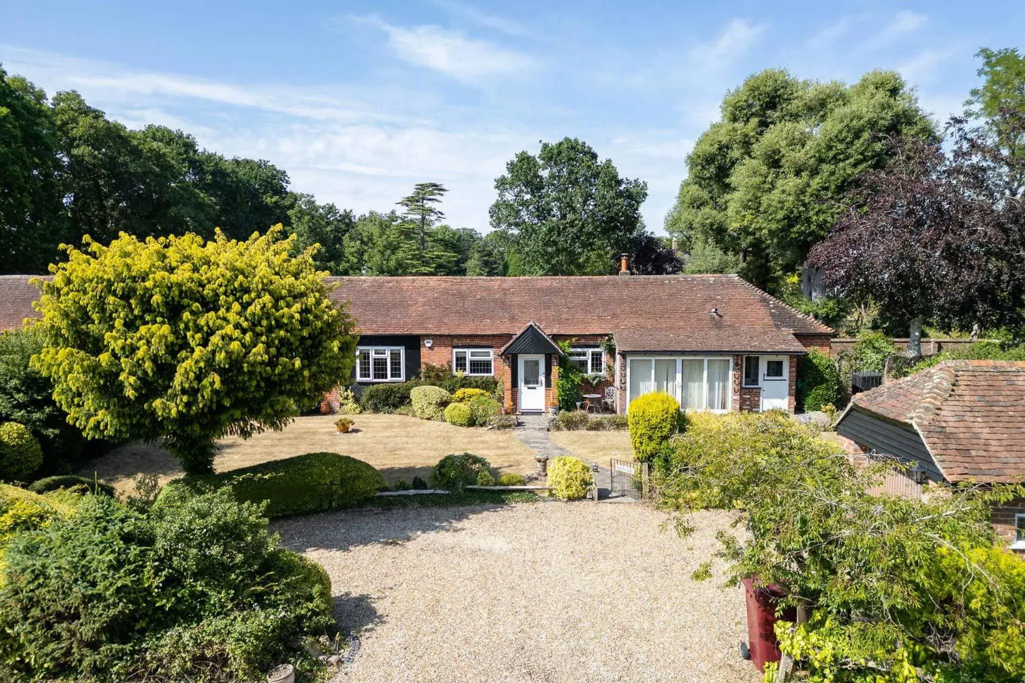 Homely Cottage for 6 Near Chichester & Goodwood Homely Cottage for 6 Near Chichester & Goodwood