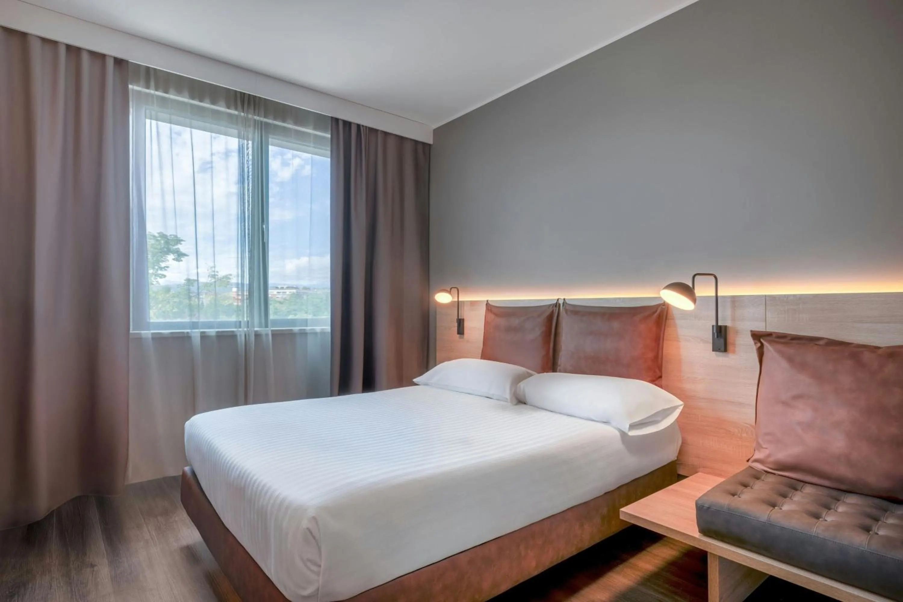 Sleeper Queen Room in Moxy Verona
