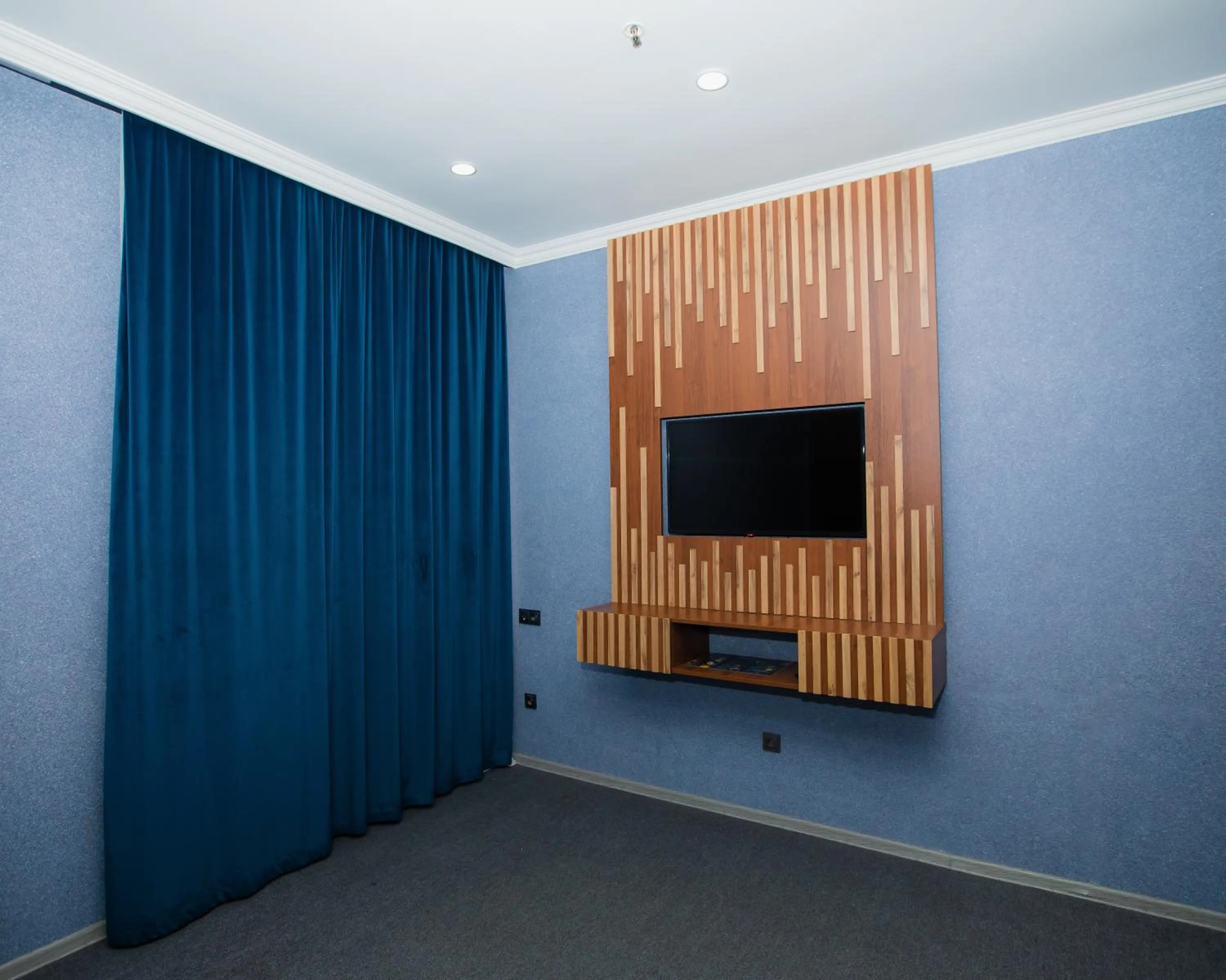 Communal lounge/ TV room in Corniche White City Hotel