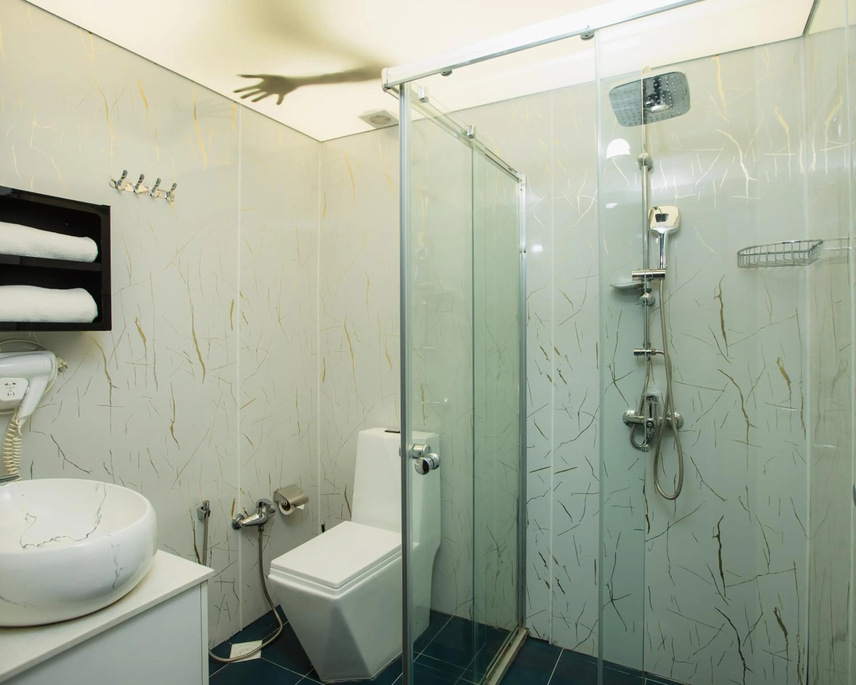 Shower in Corniche White City Hotel