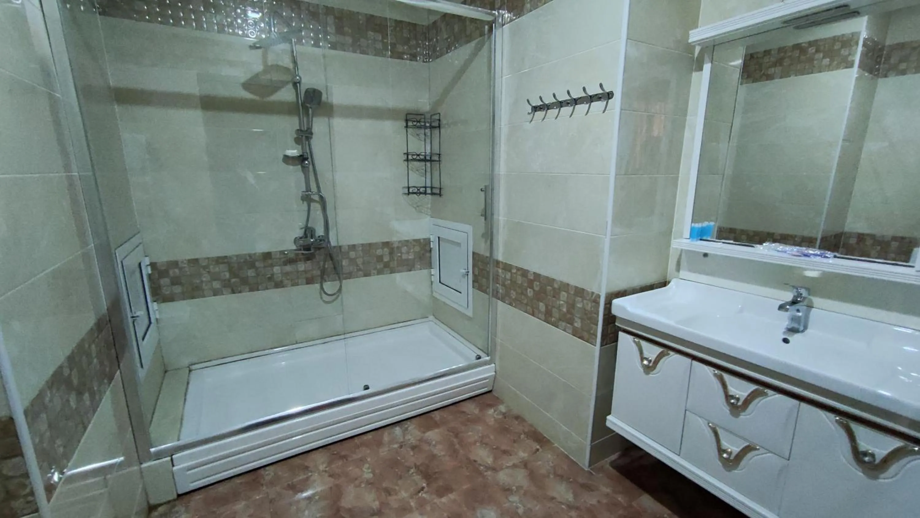Shower in Corniche White City Hotel