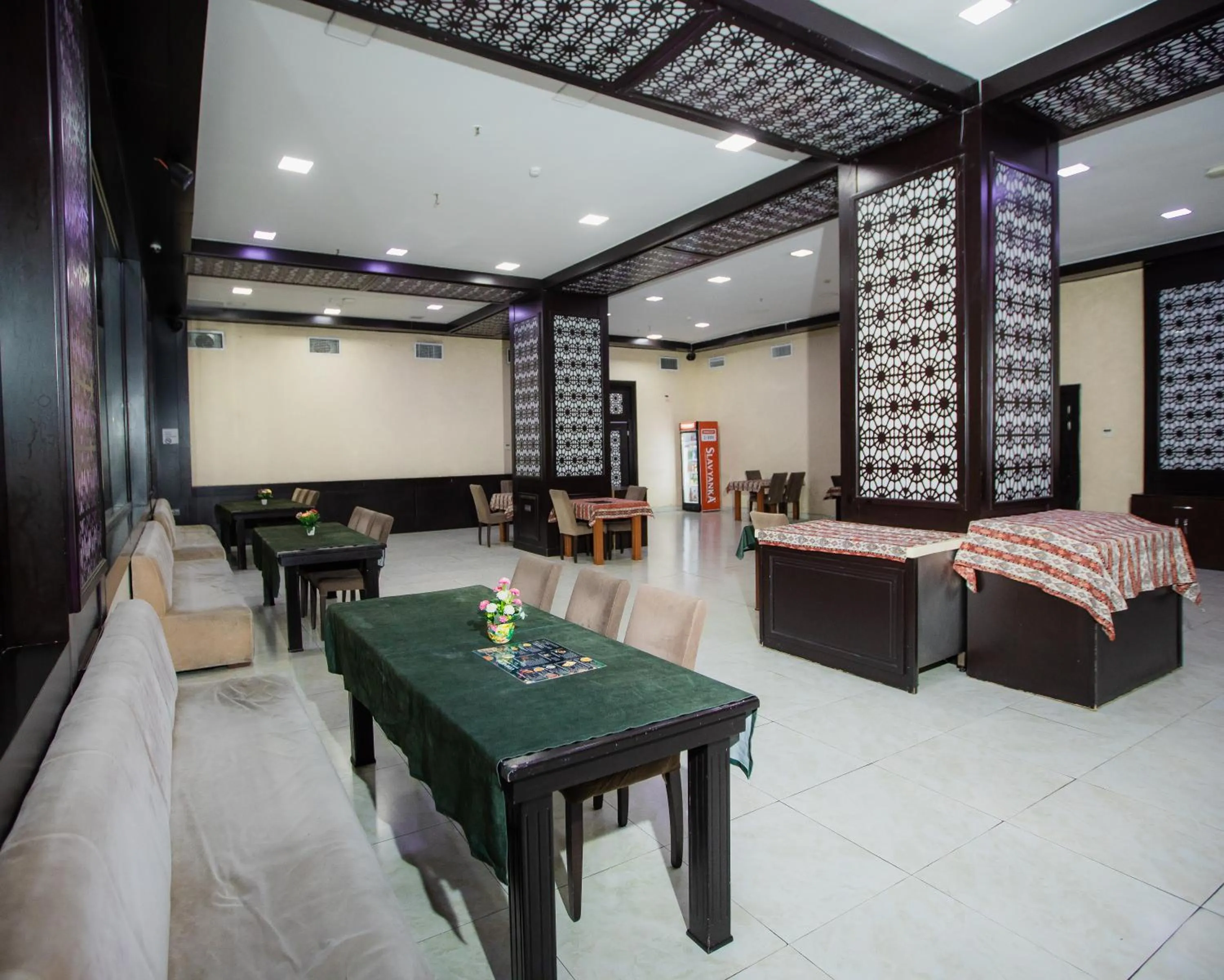 Restaurant/places to eat in Corniche White City Hotel