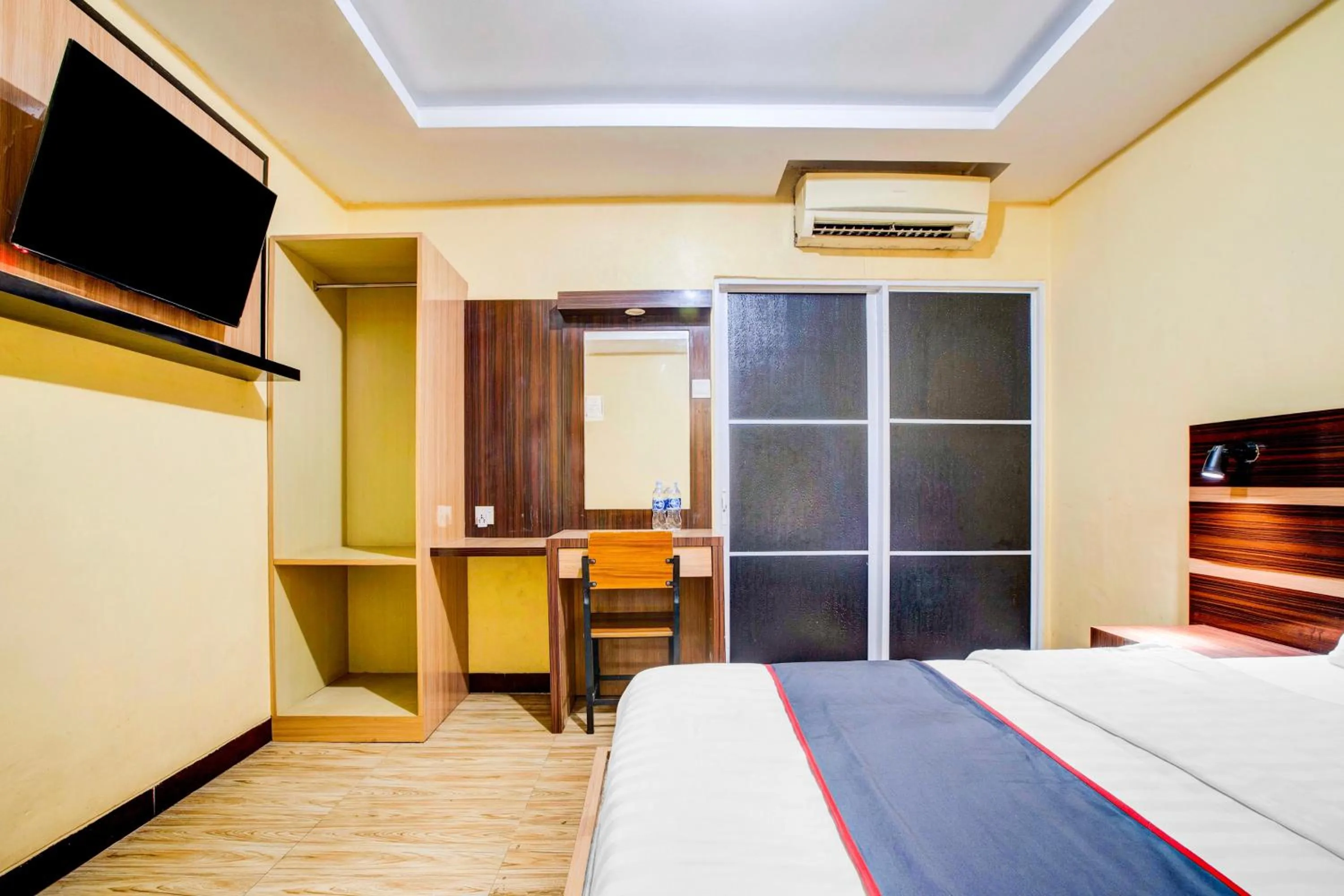 Bedroom, Bed in Dancenter S Hotel