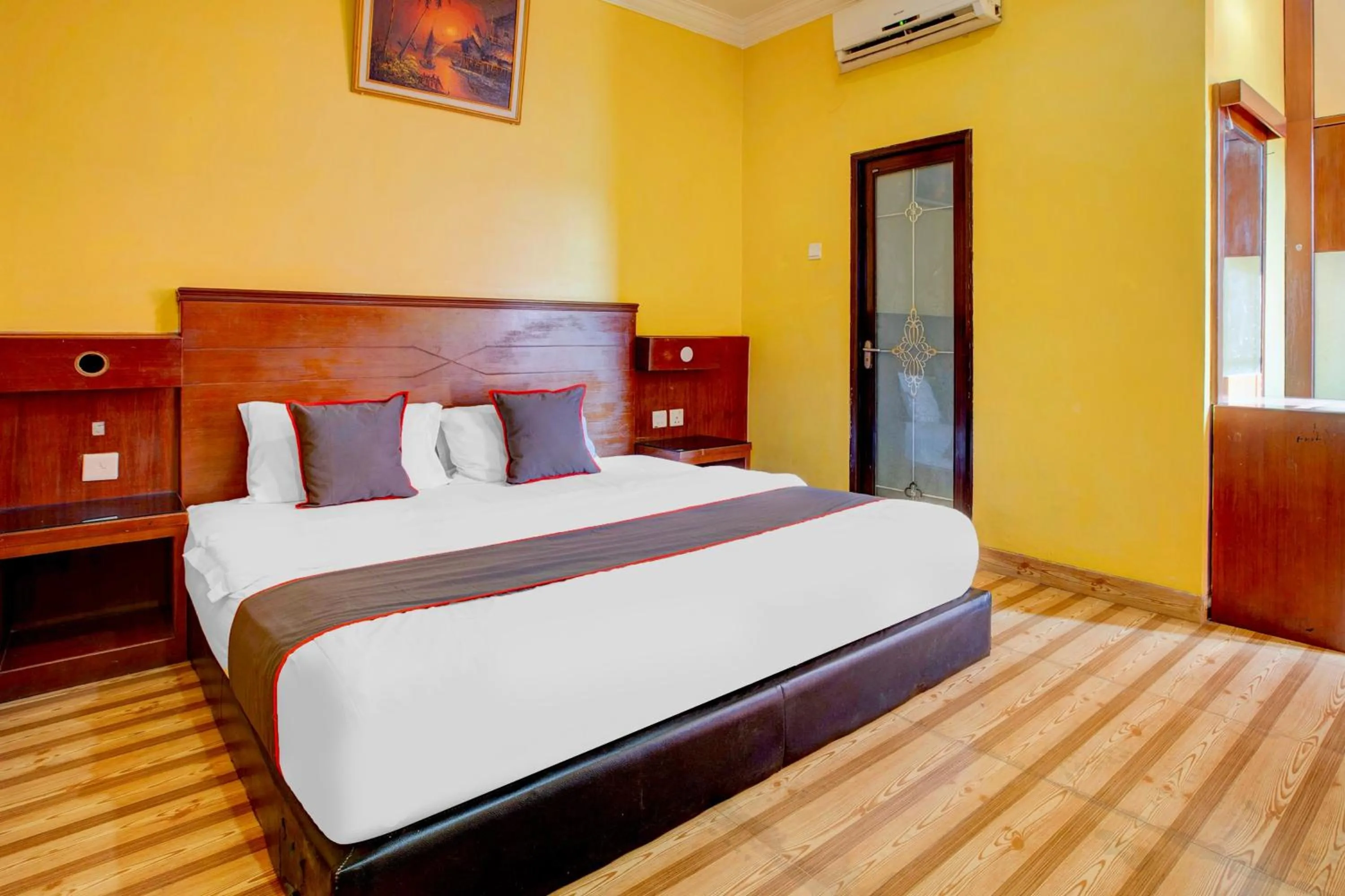 Bedroom, Bed in Dancenter S Hotel