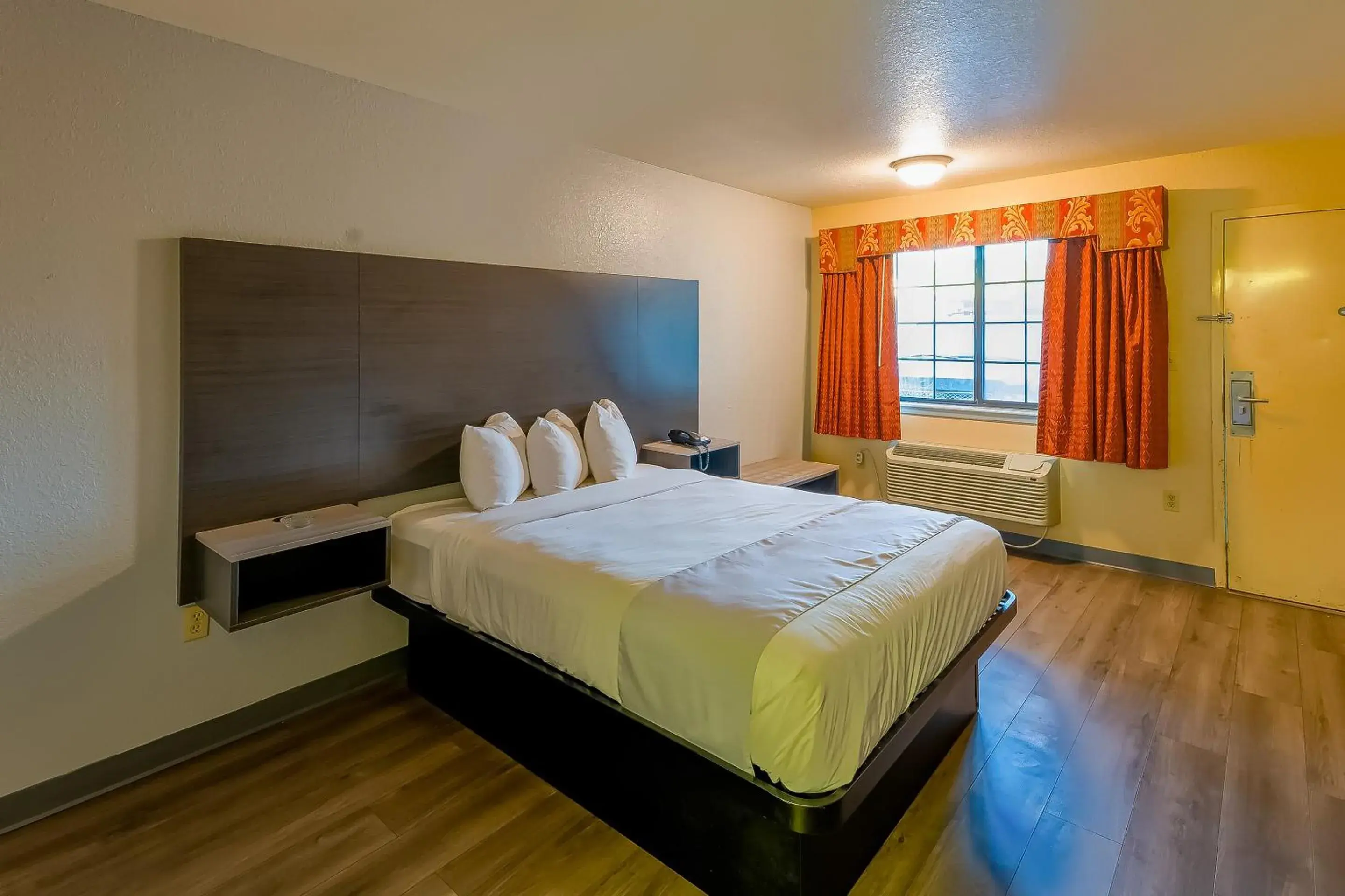 Queen Bed Smoking in OYO Hotel Yoakum West Queen Bed Smoking in OYO Hotel Yoakum West