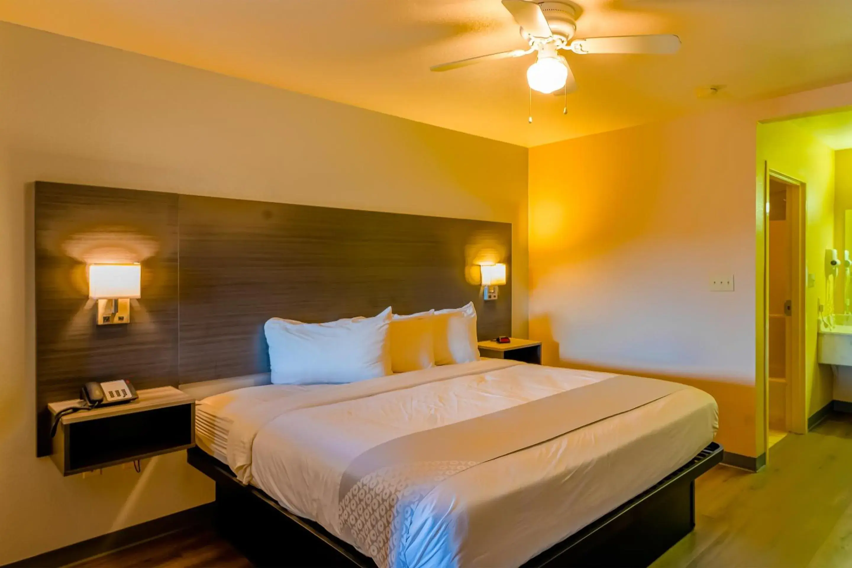 Premium King Bed in OYO Hotel Yoakum West Premium King Bed in OYO Hotel Yoakum West