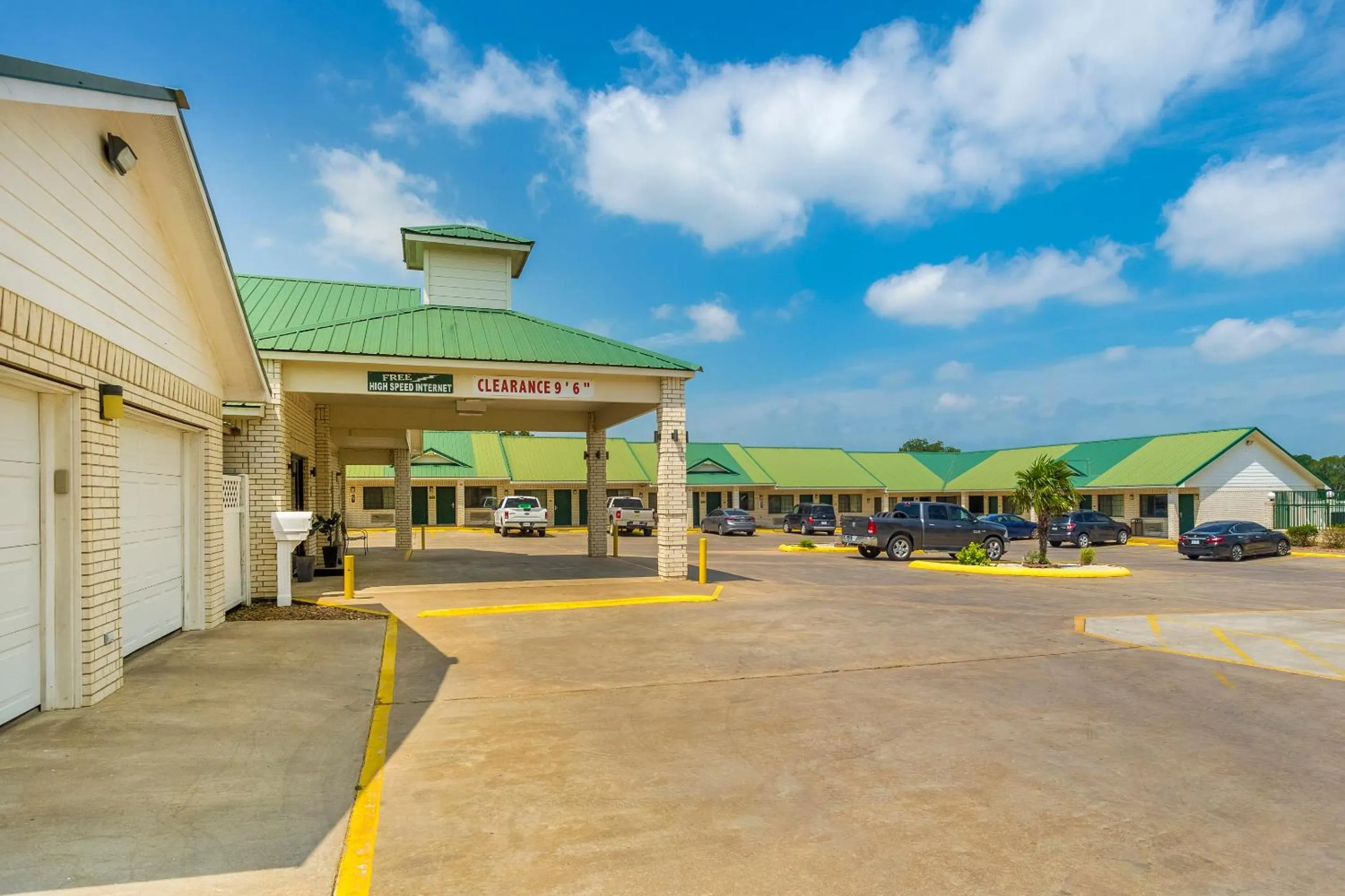 Facade/entrance in OYO Hotel Yoakum West