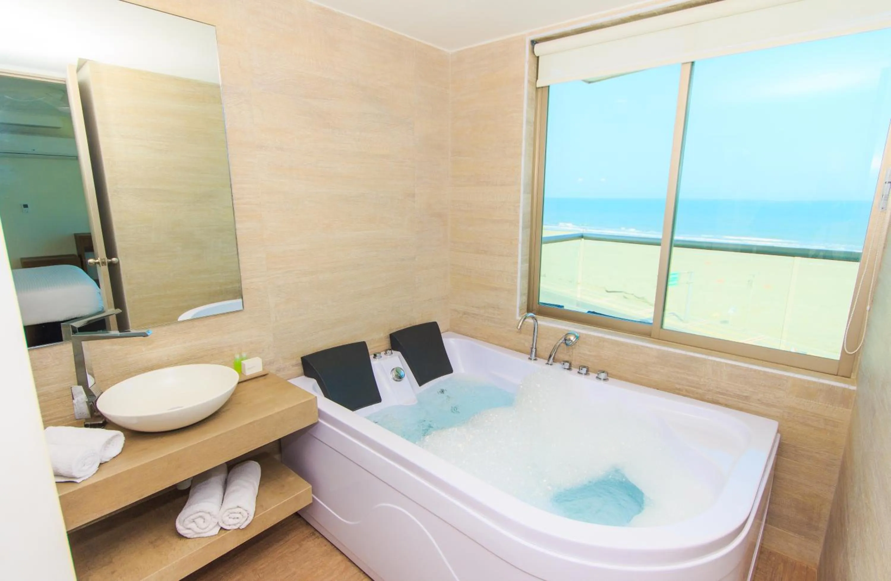 Bathroom, Bed in Hotel Summer Frente Al Mar