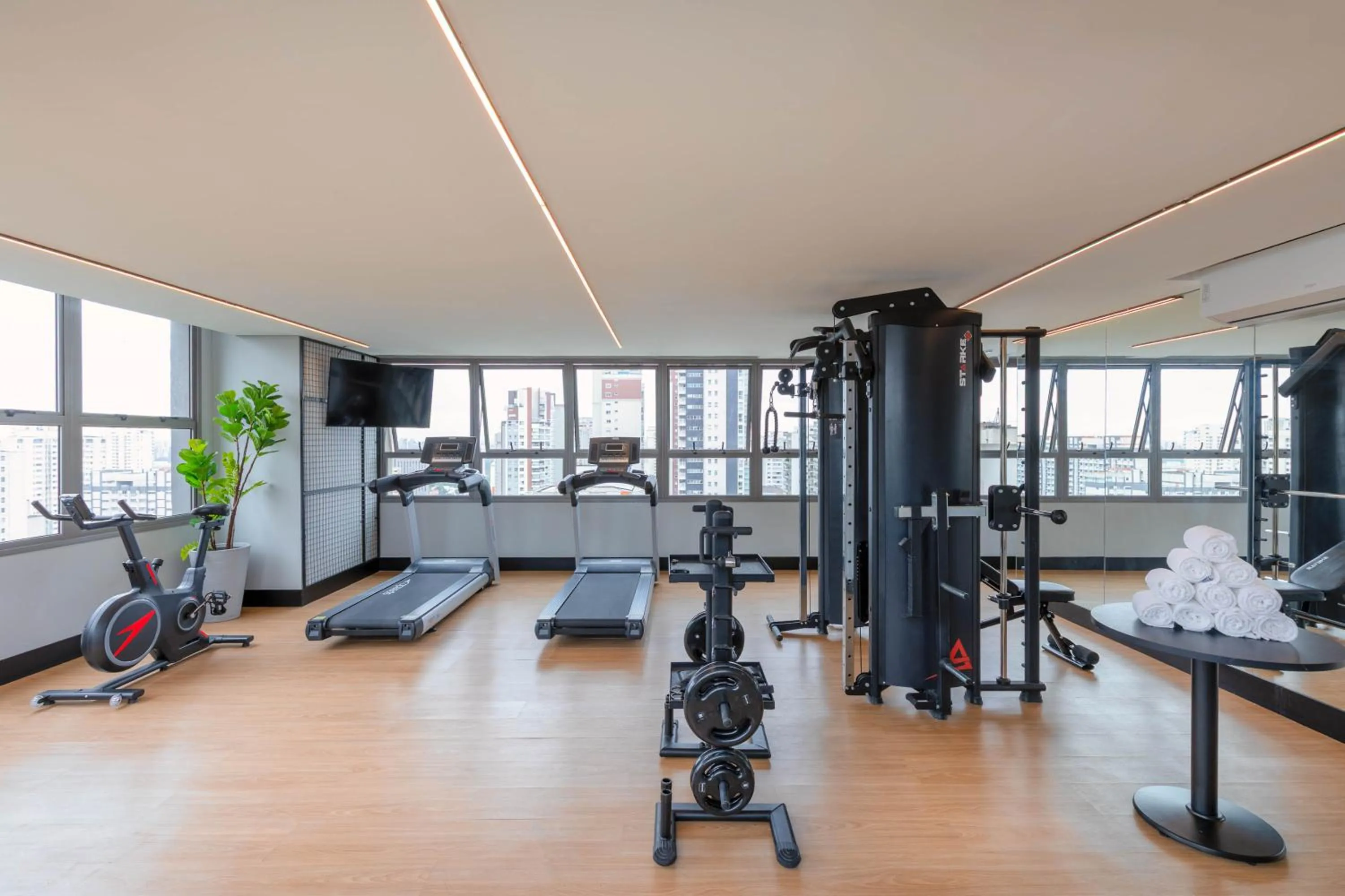 Fitness centre/facilities in Cozzy Premium Paulista Hotel