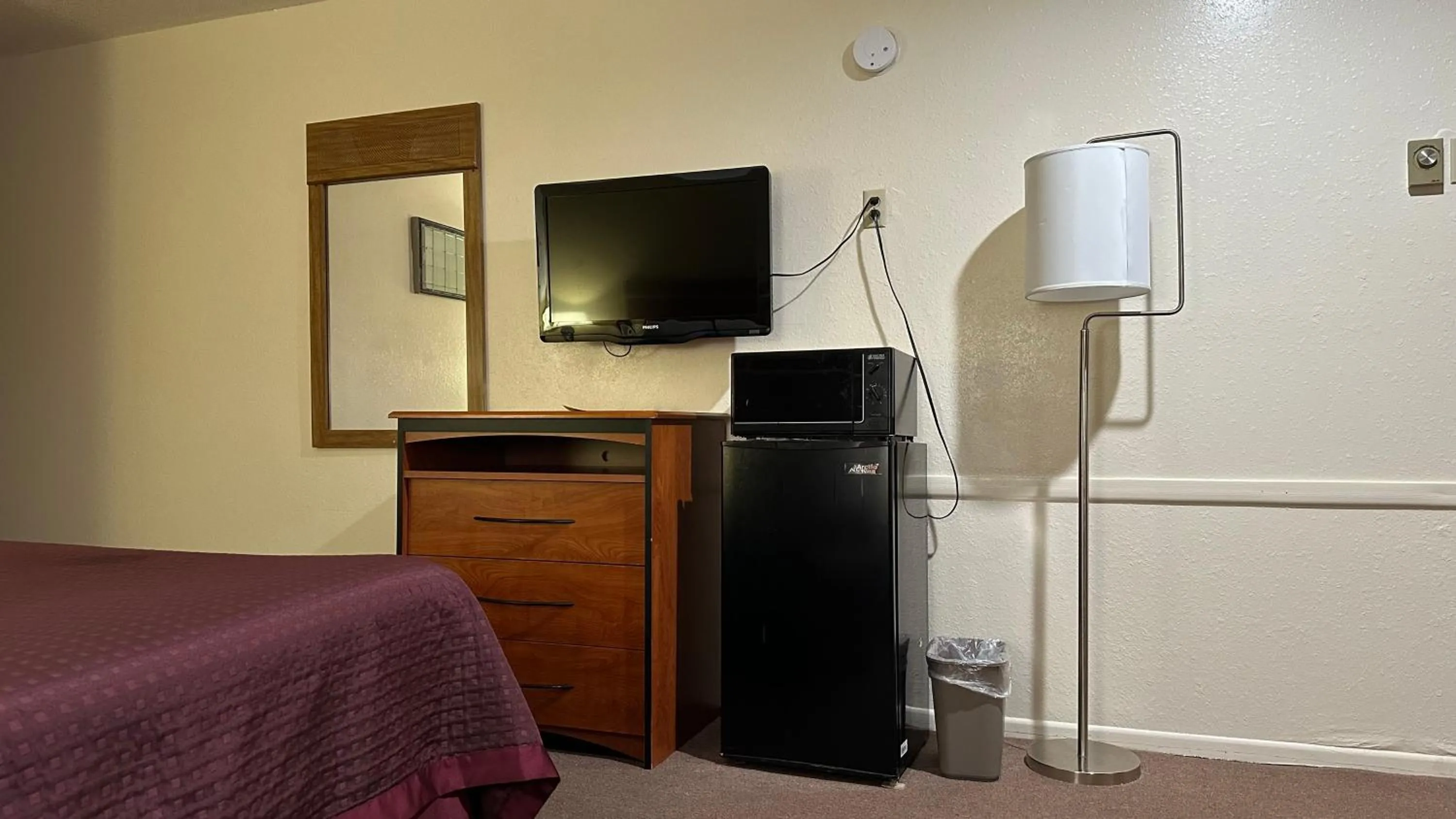 hair dresser, Bed in Economy Inn