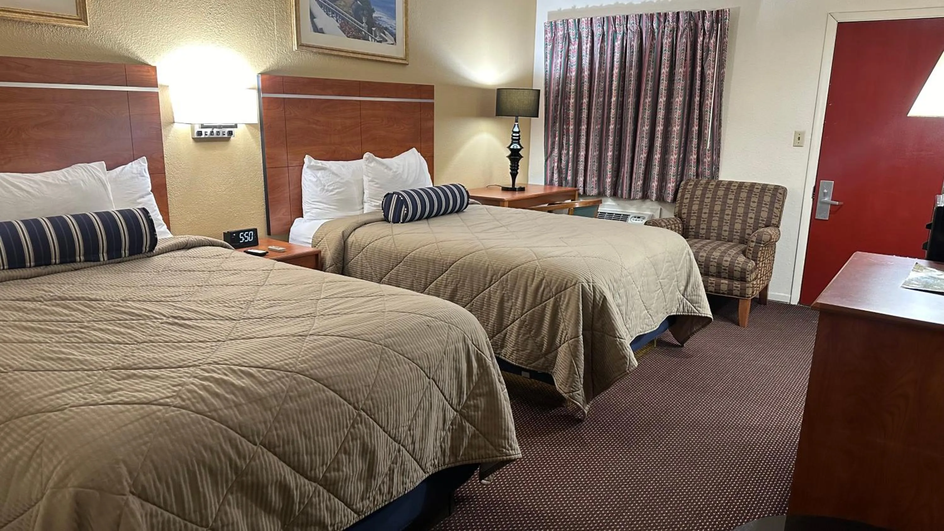 Bedroom, Bed in Economy Inn