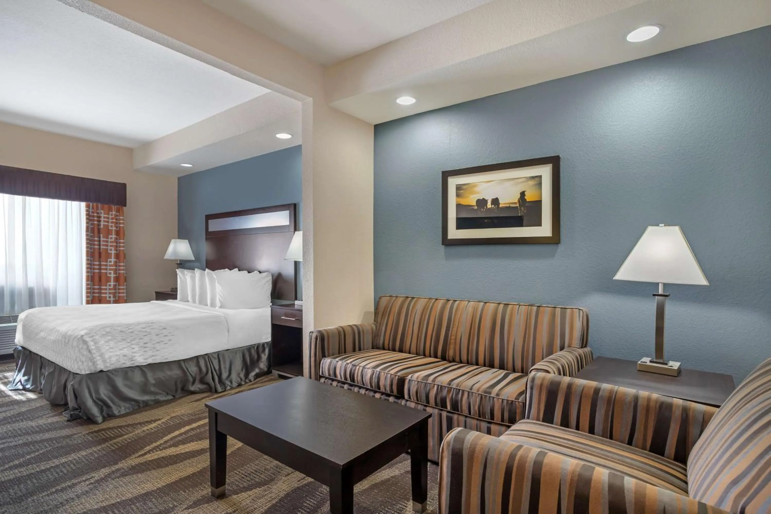 Photo of the whole room, Bed in Best Western Plus Lake Jackson Inn & Suites