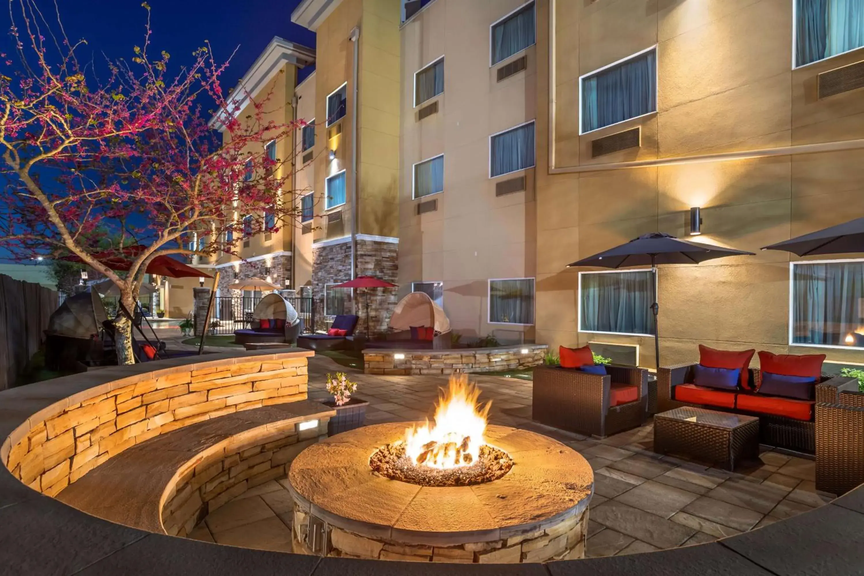 Property building in Best Western Plus Lake Jackson Inn & Suites Property building in Best Western Plus Lake Jackson Inn & Suites