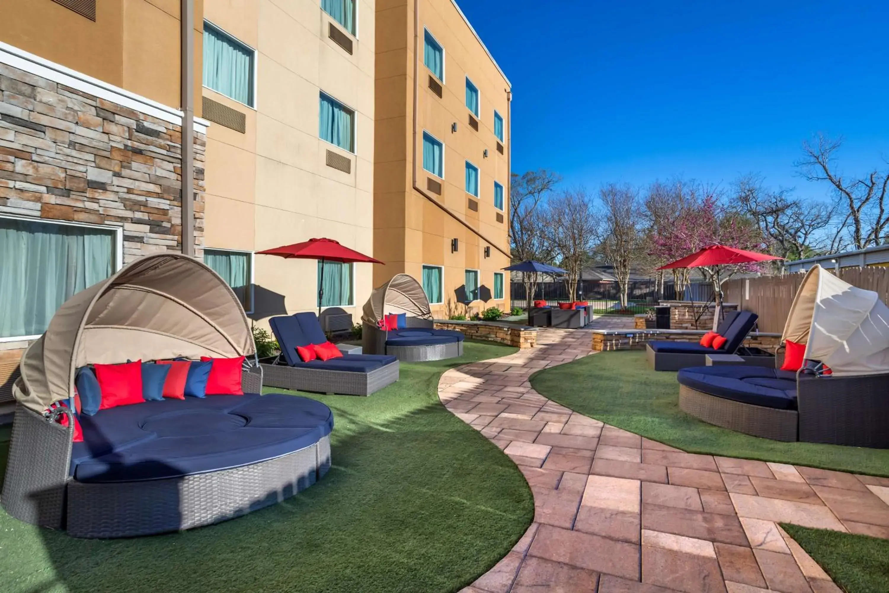 Property building in Best Western Plus Lake Jackson Inn & Suites Property building in Best Western Plus Lake Jackson Inn & Suites