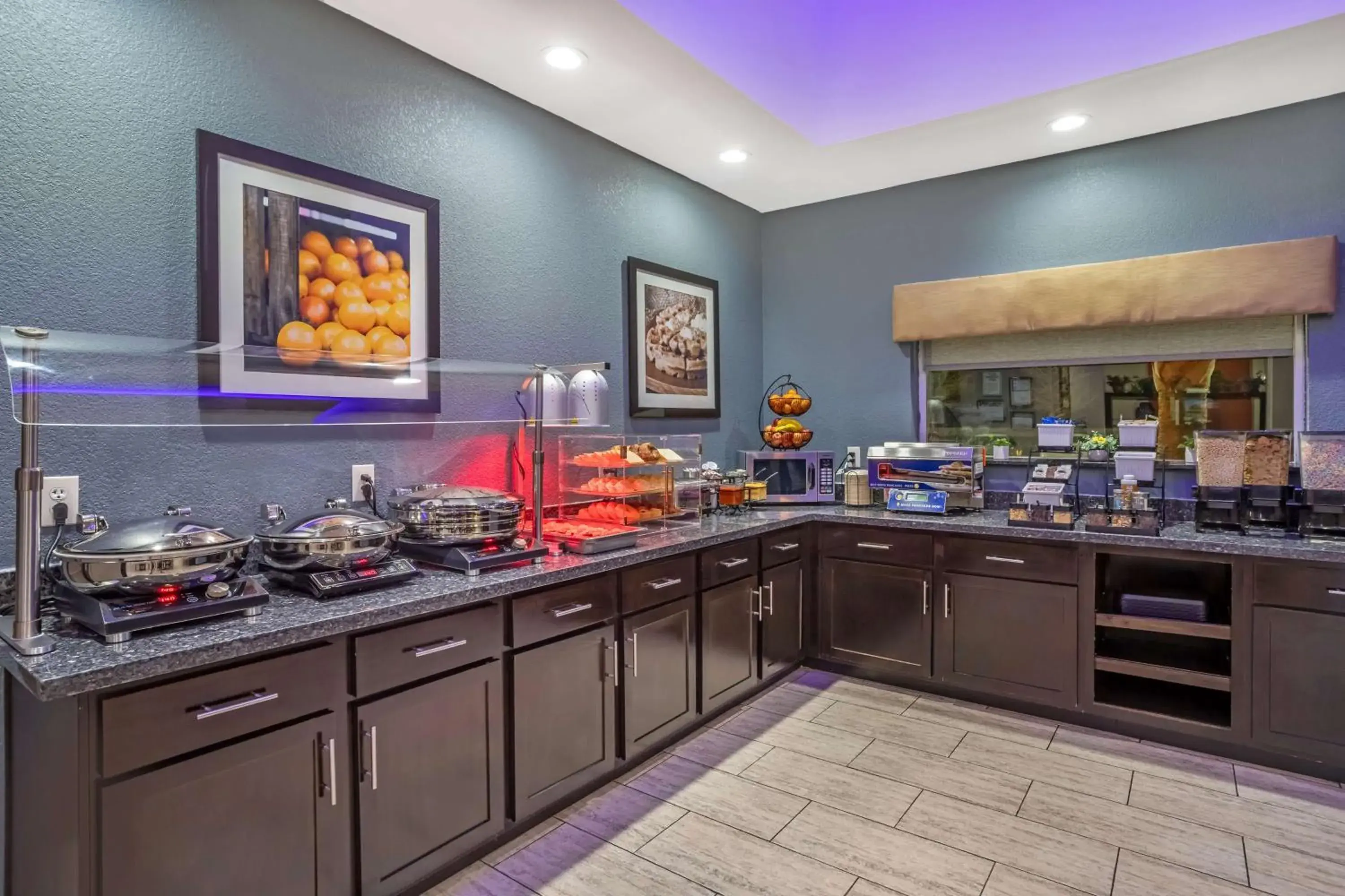 Breakfast in Best Western Plus Lake Jackson Inn & Suites Breakfast in Best Western Plus Lake Jackson Inn & Suites