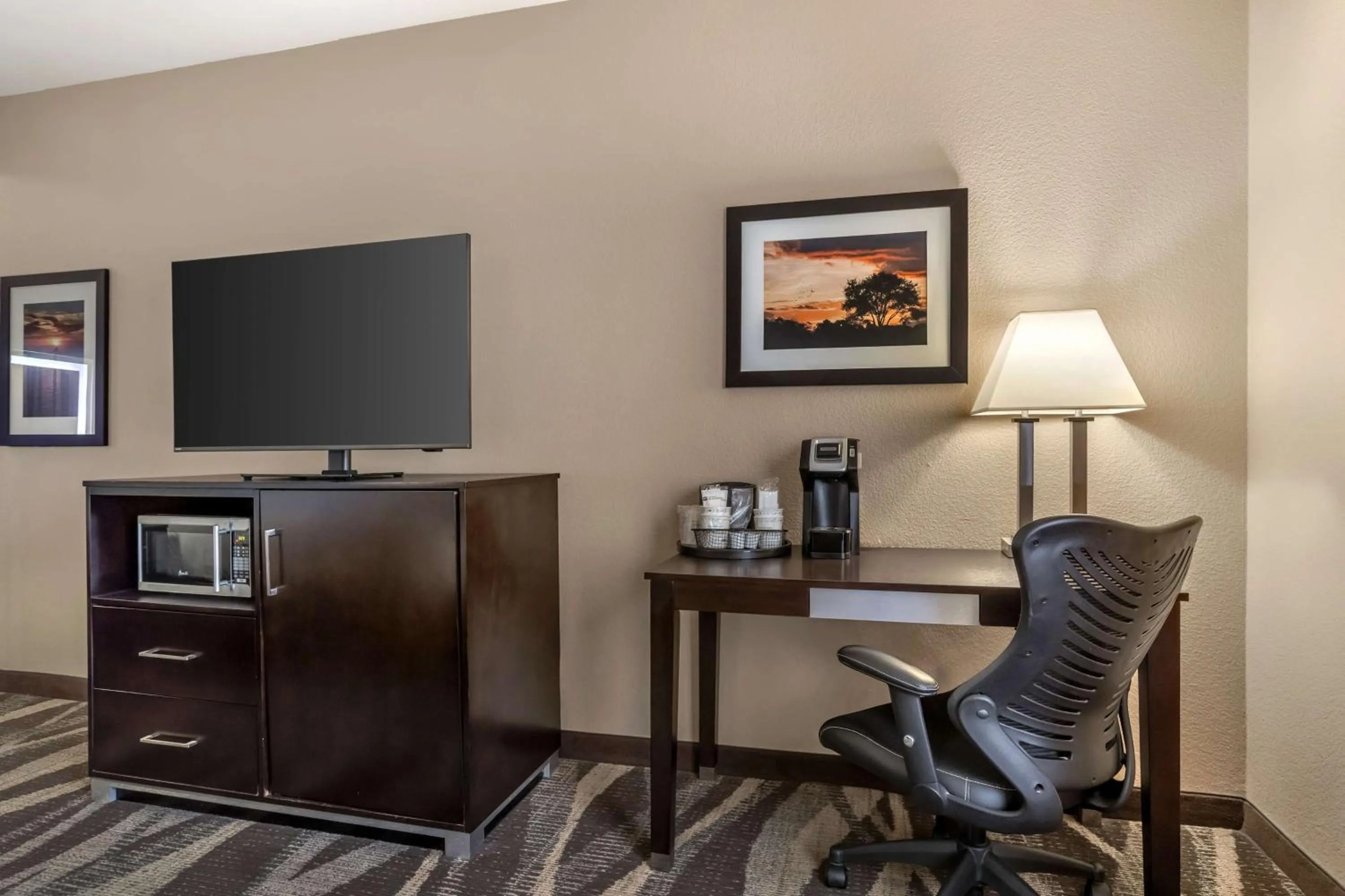 Bedroom in Best Western Plus Lake Jackson Inn & Suites