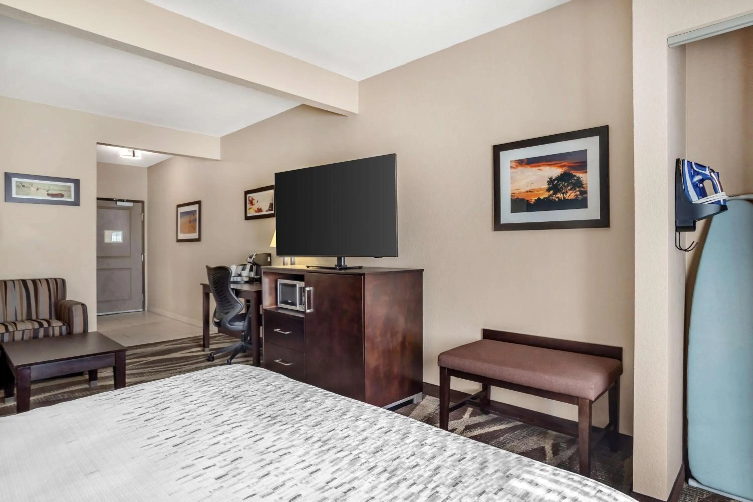 Photo of the whole room, Bed in Best Western Plus Lake Jackson Inn & Suites