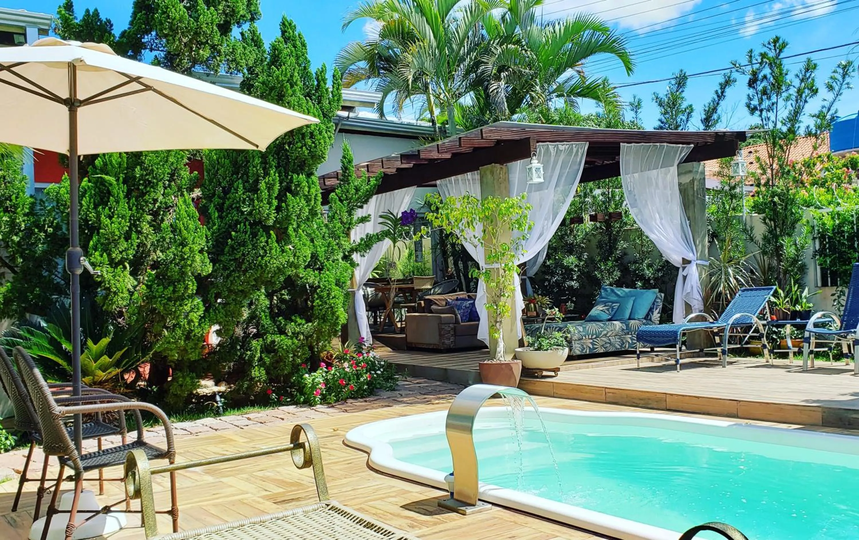 Swimming pool in Pousada das Orquídeas