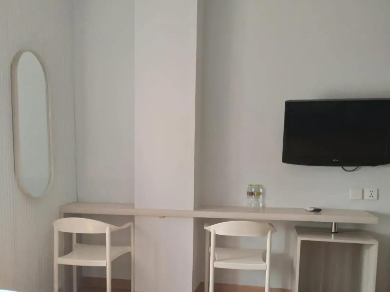Deluxe Double Room in True Blue Bunga Bunga Hotel Pasar Baru - Jakarta Deluxe Double Room in True Blue Bunga Bunga Hotel Pasar Baru - Jakarta