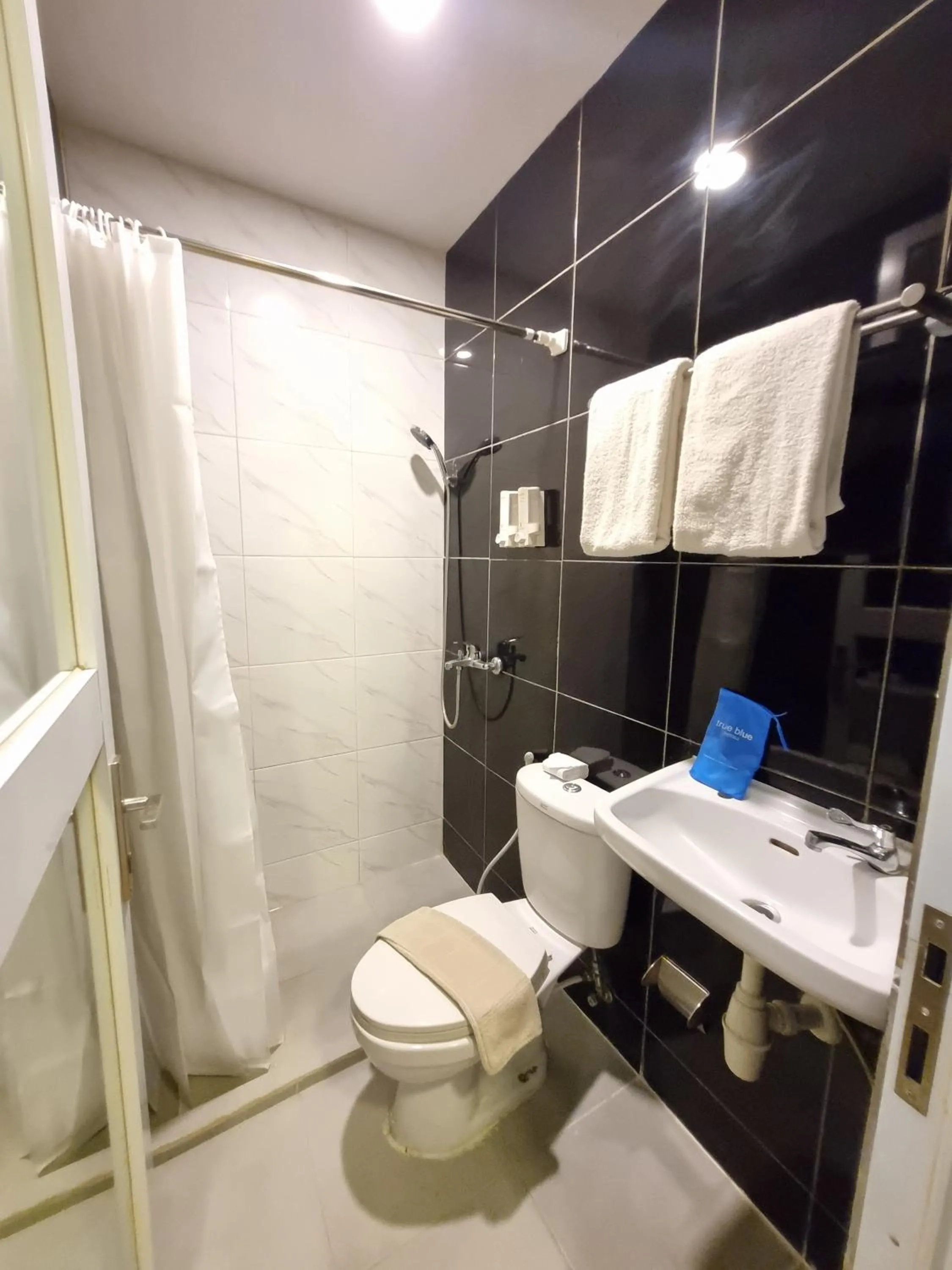 Bathroom in True Blue Bunga Bunga Hotel Pasar Baru - Jakarta
