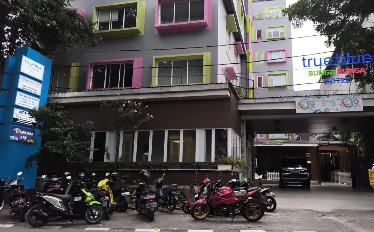 Facade/entrance in True Blue Bunga Bunga Hotel Pasar Baru - Jakarta