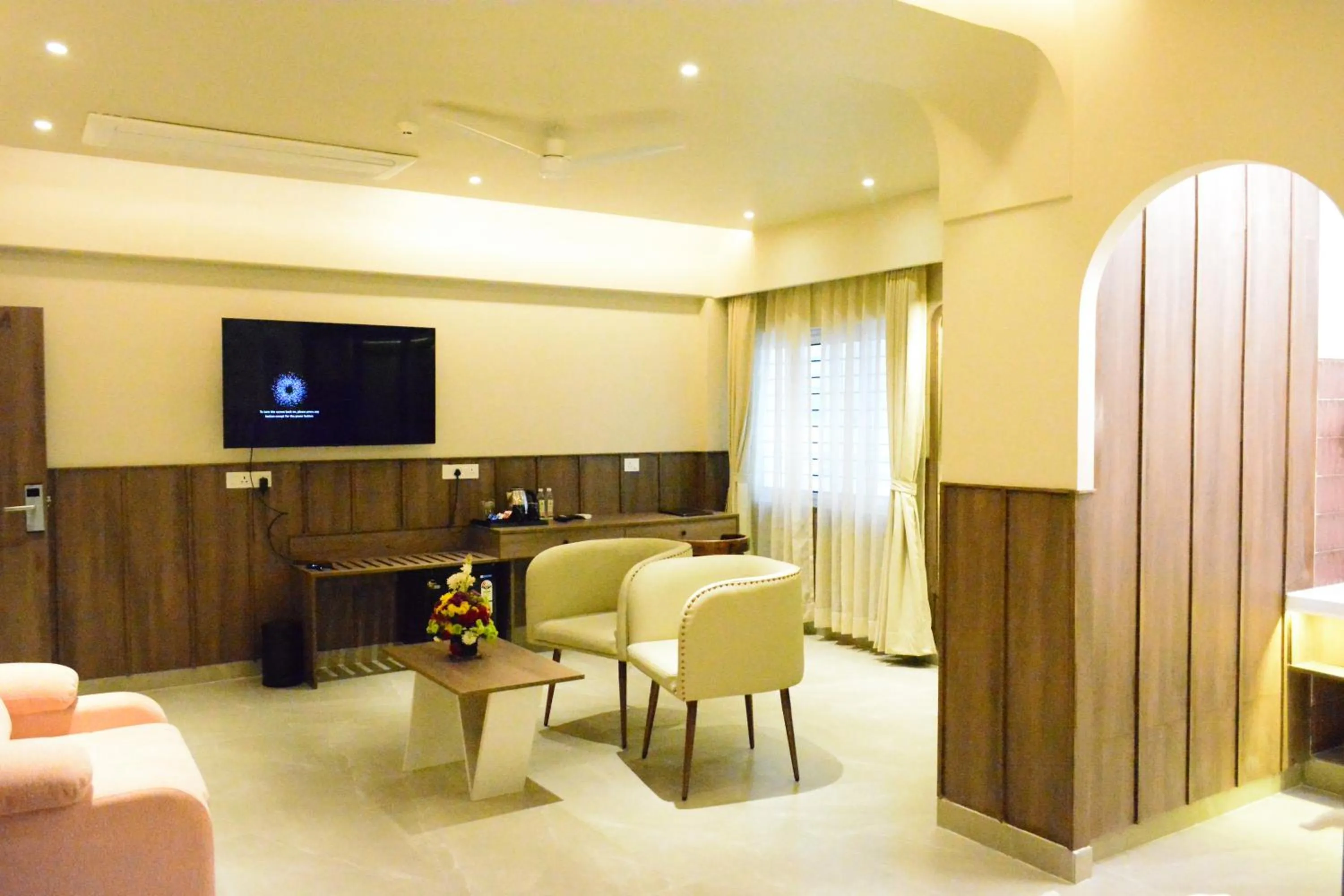 TV and multimedia in Hotel Muthahalli Grand